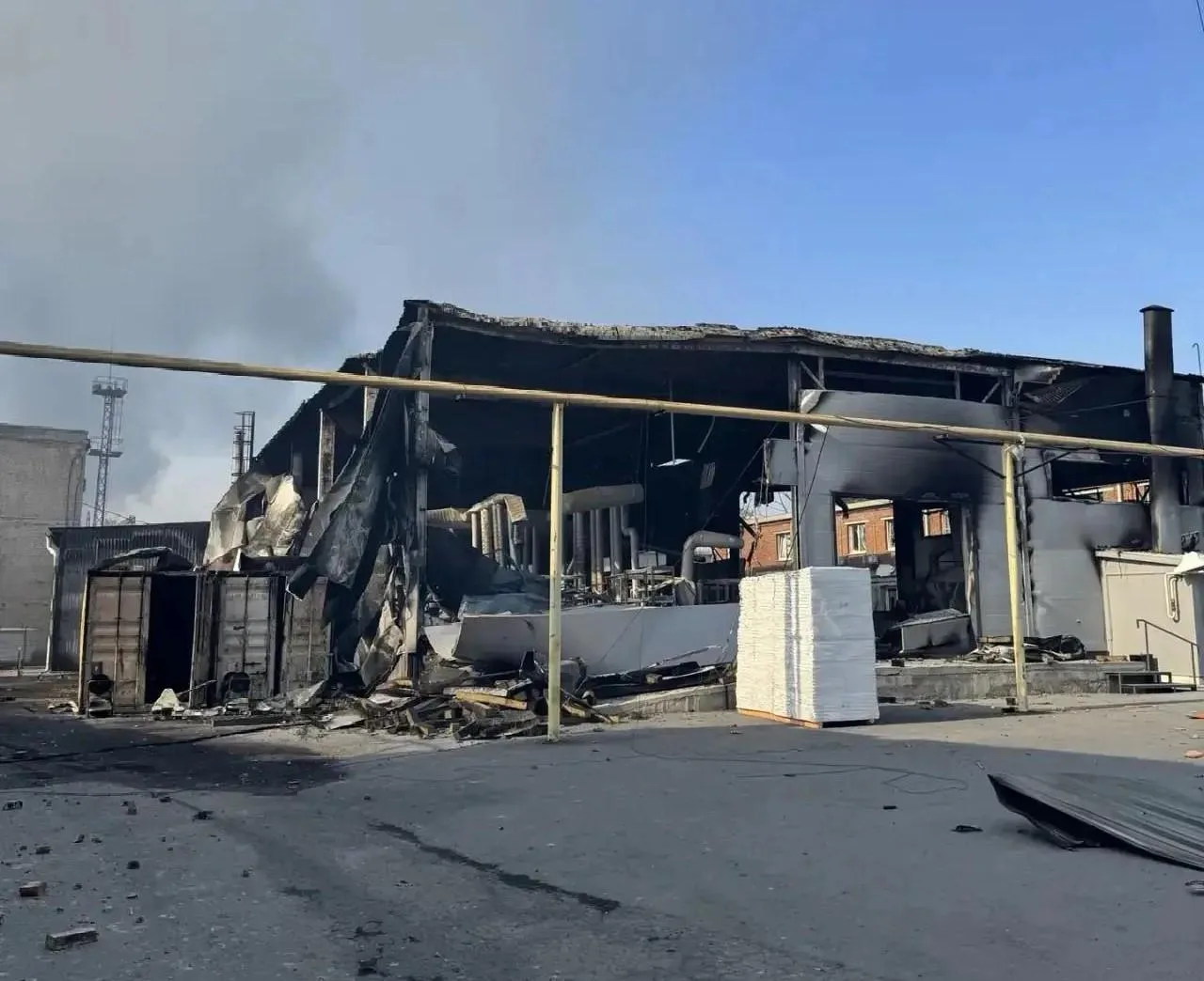 Ударили по детскому клубу и автобусу, загорелся магазин, есть погибшие и раненые. Что и...
