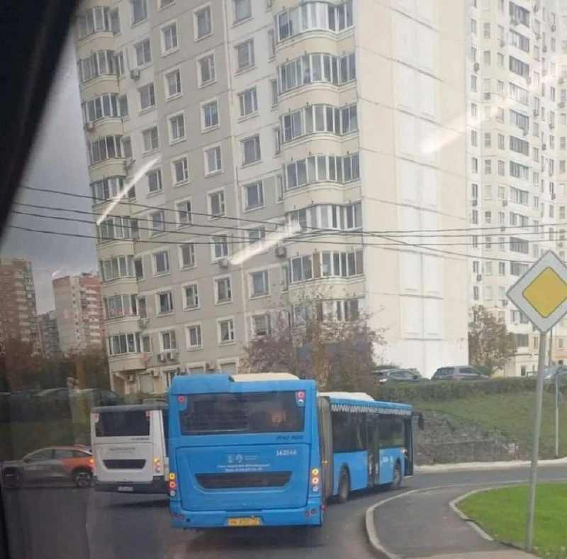 🚨 Узнал, что сегодня утром на Грина произошло ДТП с автобусами е91 и 1201.