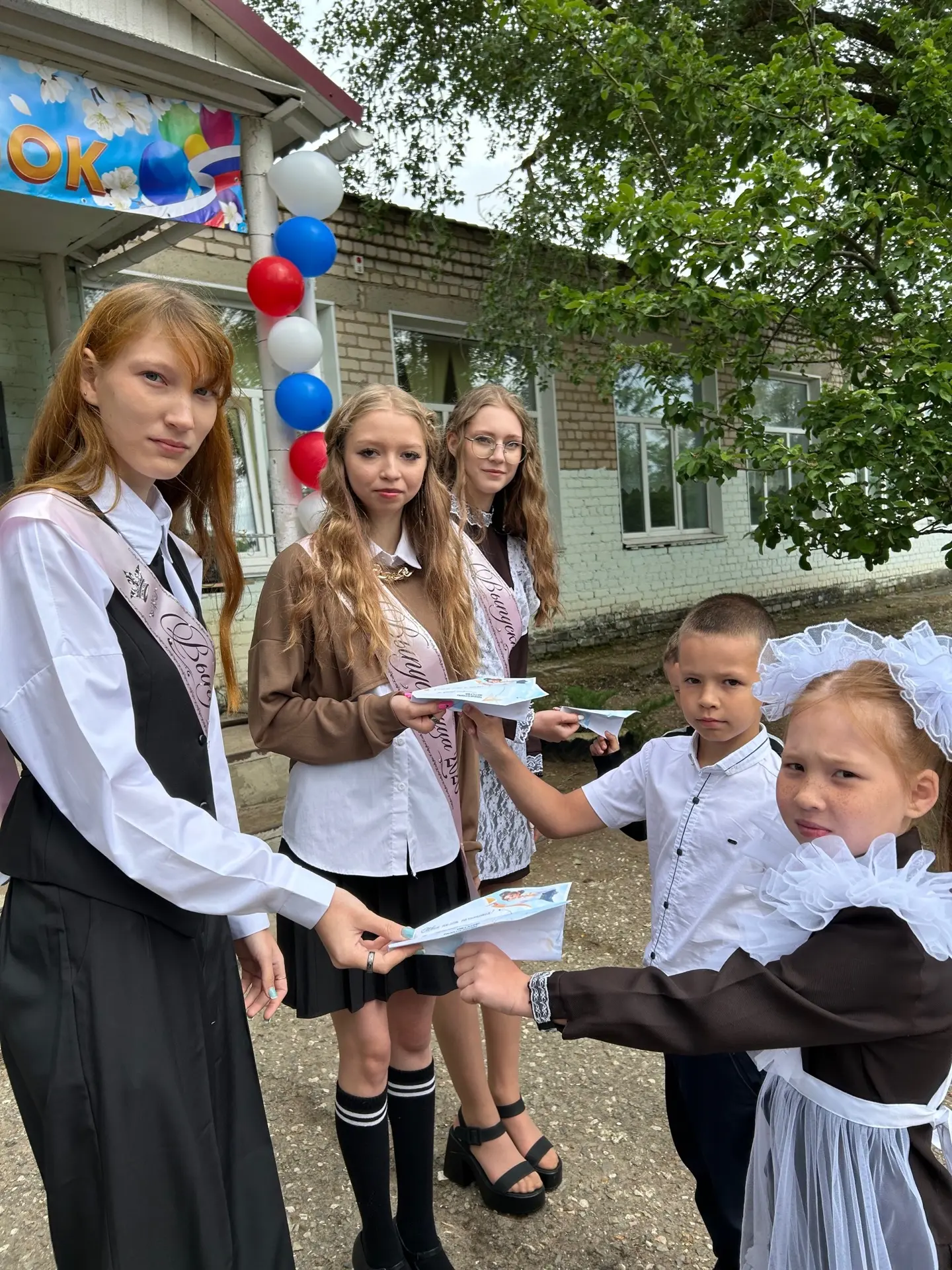 ✨Сегодня в школе был день, который я запомню надолго. 🎓
Последний звонок — грустный, звонкий и немн