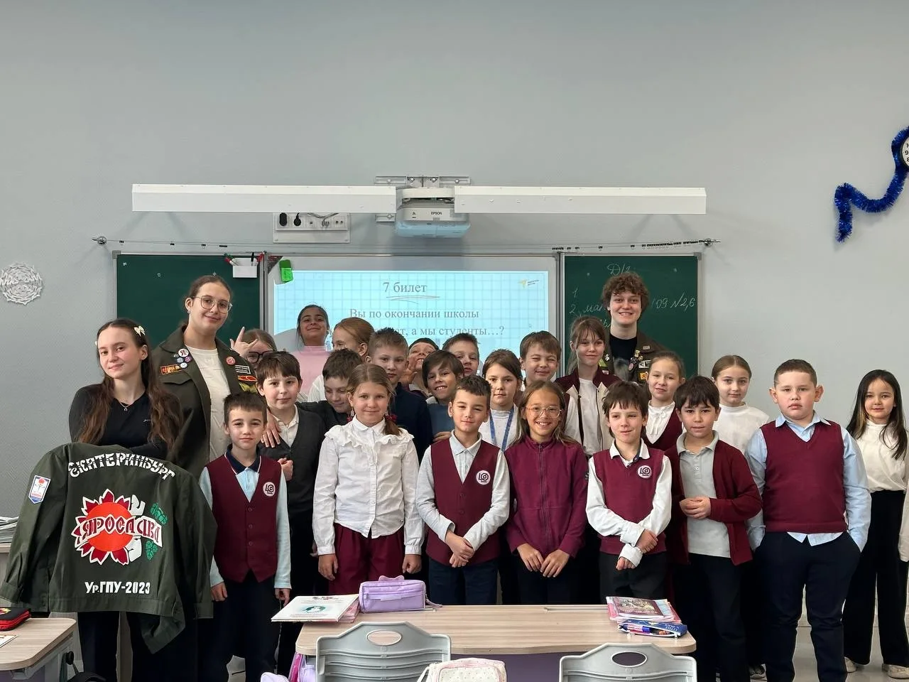 ✨ Студенческий отряд в начальной школе! ✨   В честь Дня студента учащиеся ВУЗов отправились дарить р