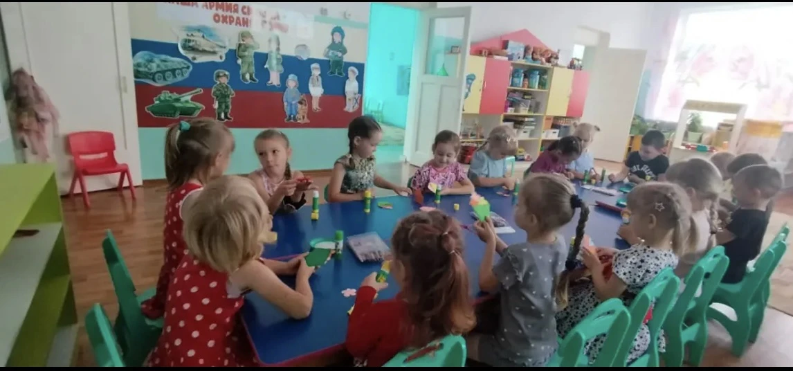 Ваза с цветами 🌸

Воспитанники разновозрастной группы (воспитатель Надежда Фёдоровна Кодик) открыли