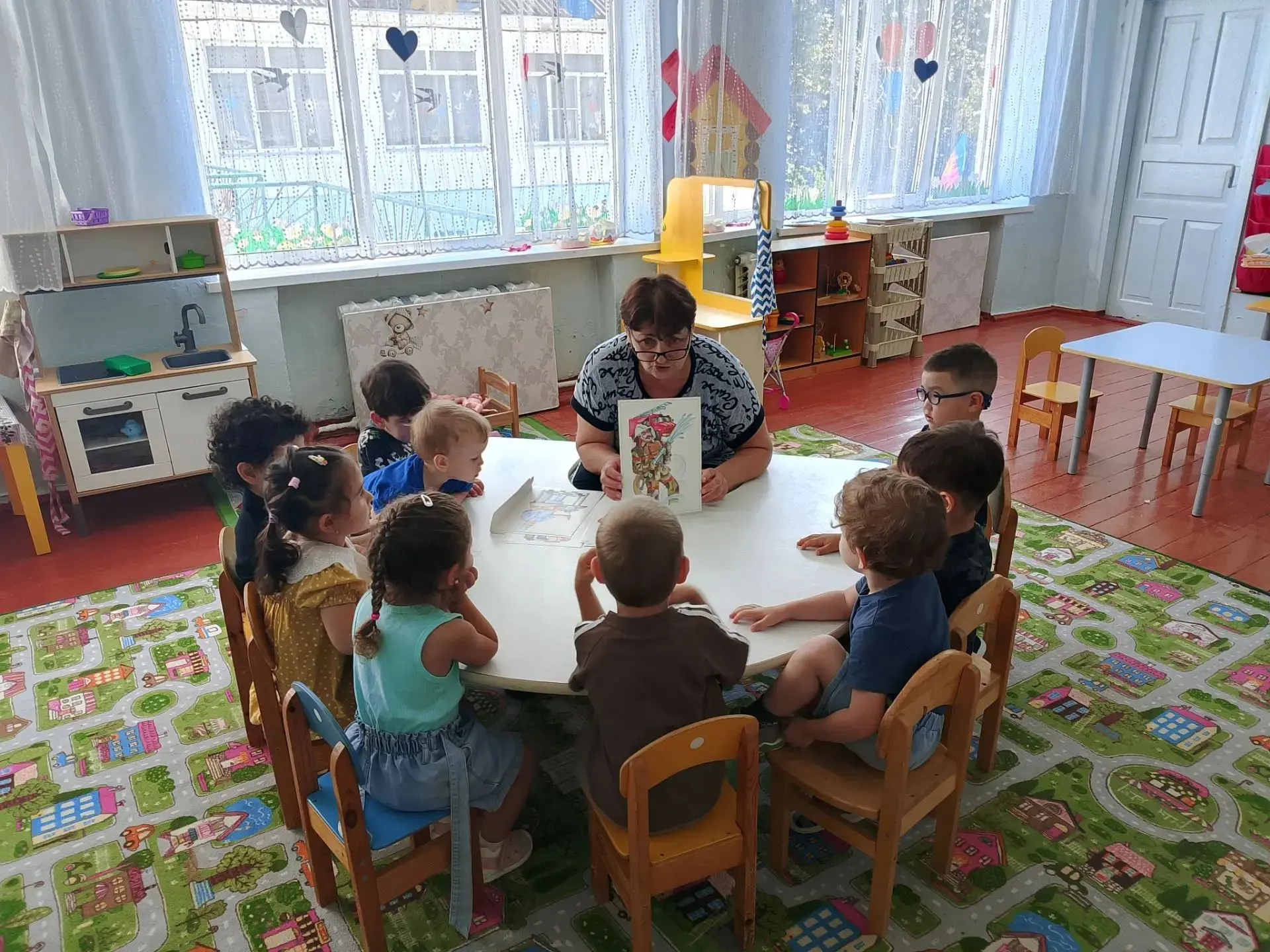 Сегодня дети младшей группы знакомились с профессиями. О профессии повара рассказала де...