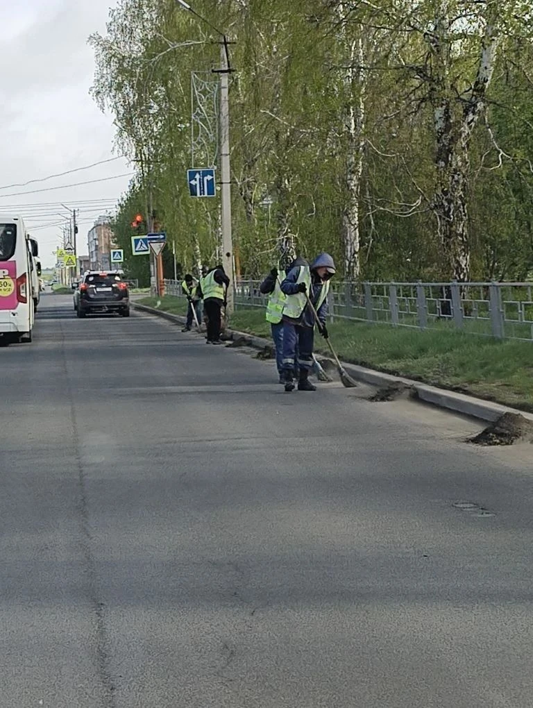 Подрядная организация в ежедневном режиме ведет работы по содержанию улично-дорожной сети.