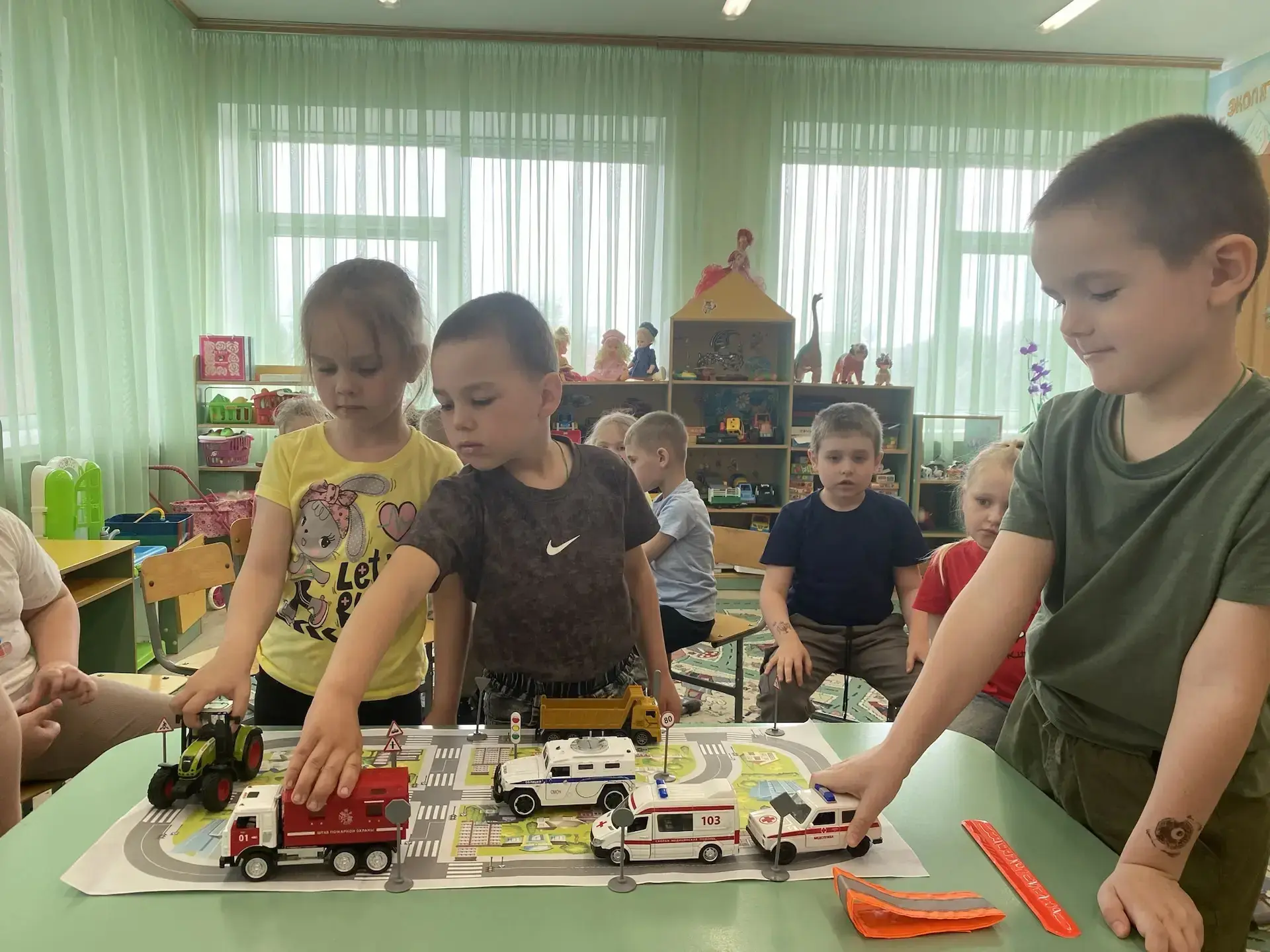 🚦 «Играем и запоминаем!» Как мы изучали ПДД за игровым столом
Сегодня в старшей, подготовительной г