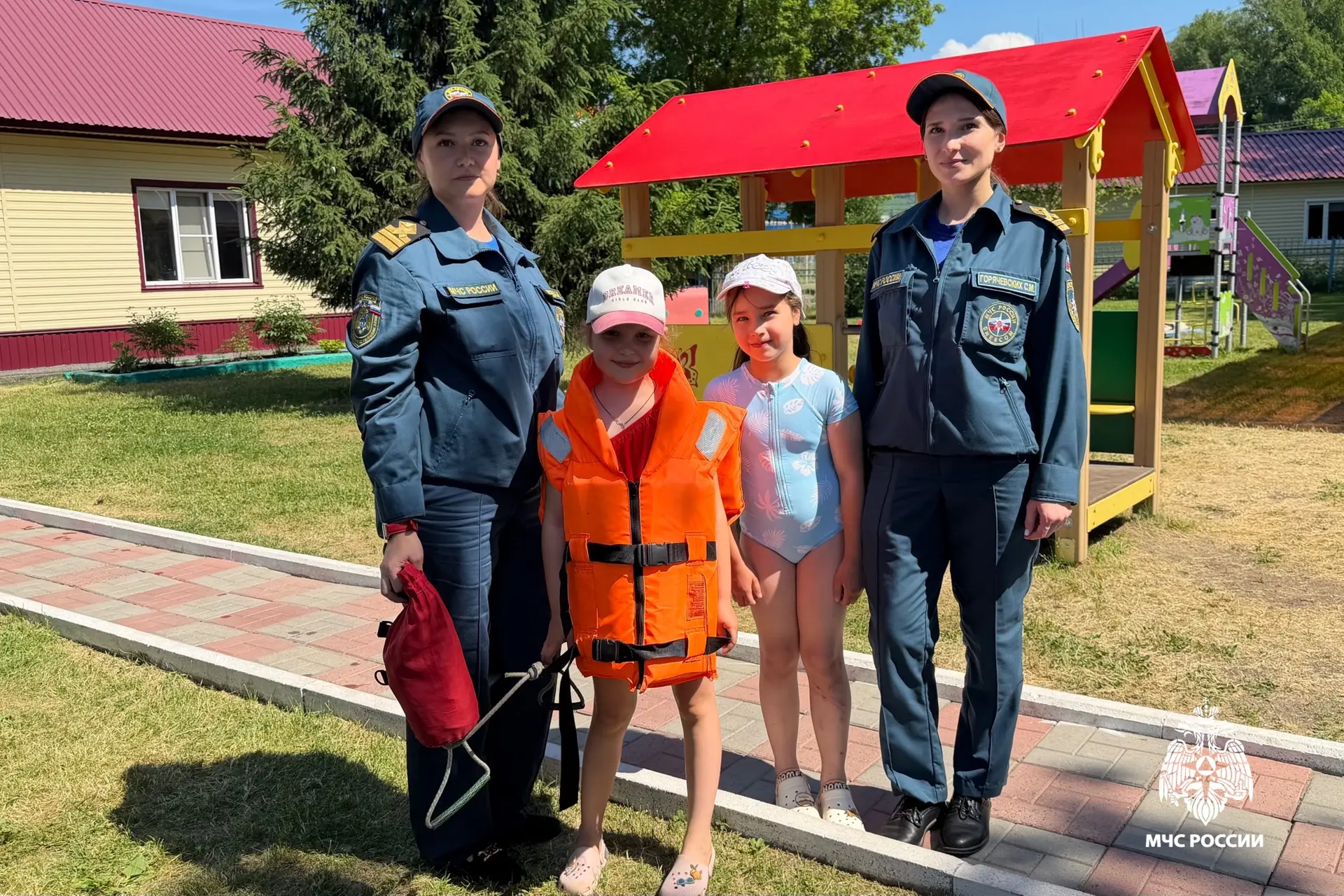 ✅Уроки безопасности в лагере «Космос» продолжаются 

Специалисты МЧС России напомнили ребятам правил