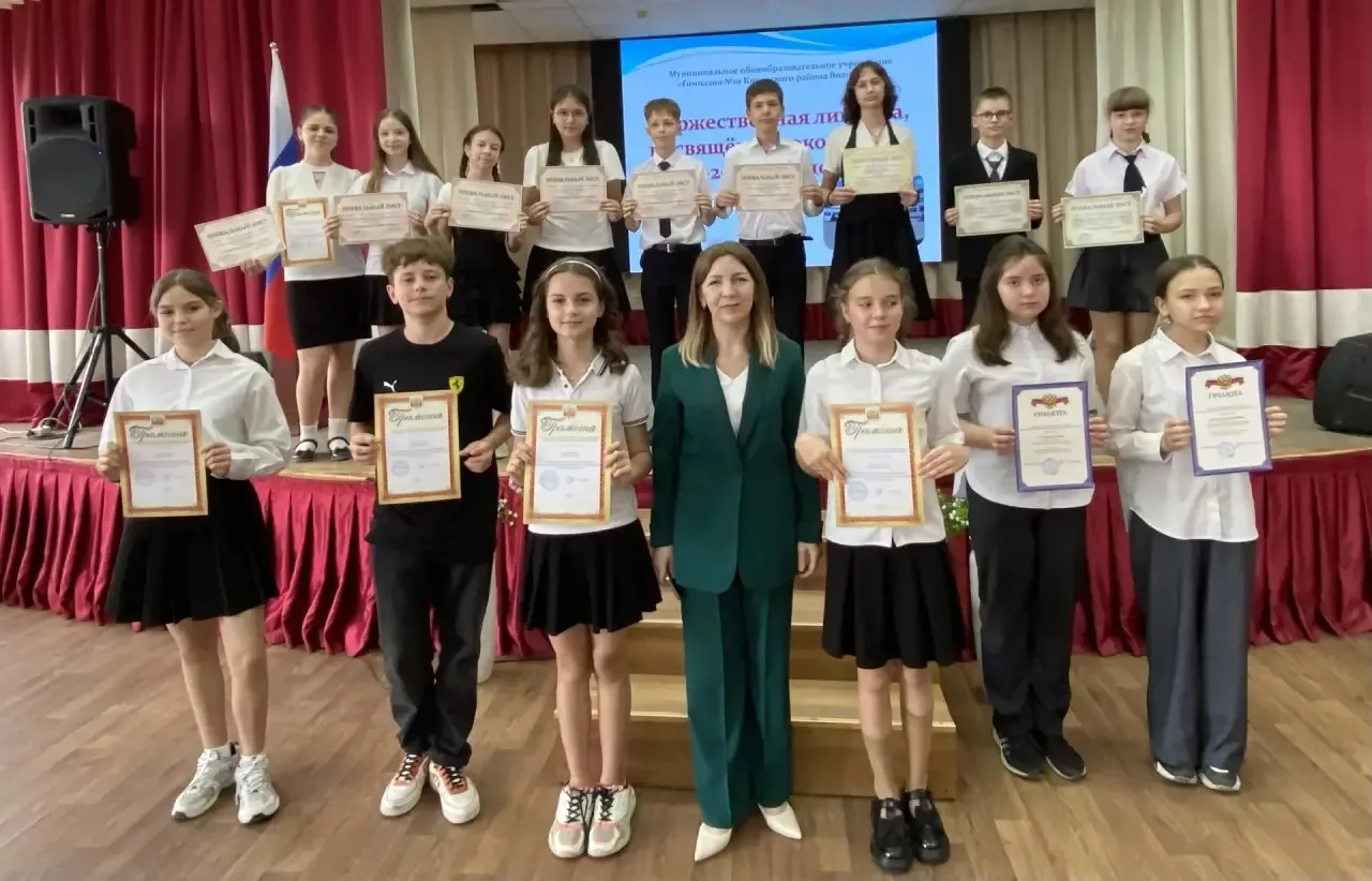 🎓 Торжественная линейка: подводим итоги 2025–2026 учебного года! 🎓  Сегодня в нашей школе прошли тор