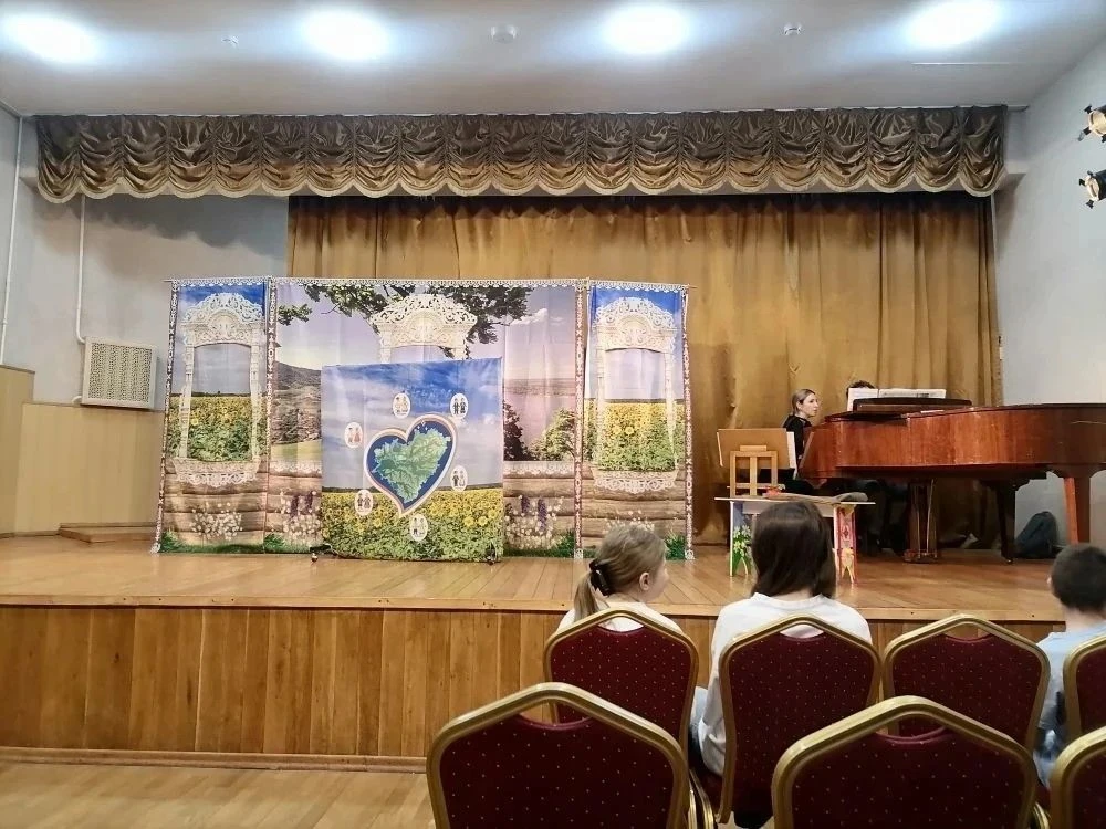 В рамках Года единства народов России ученики 5 «А» класса вместе с  классным руководителем Фоминой 