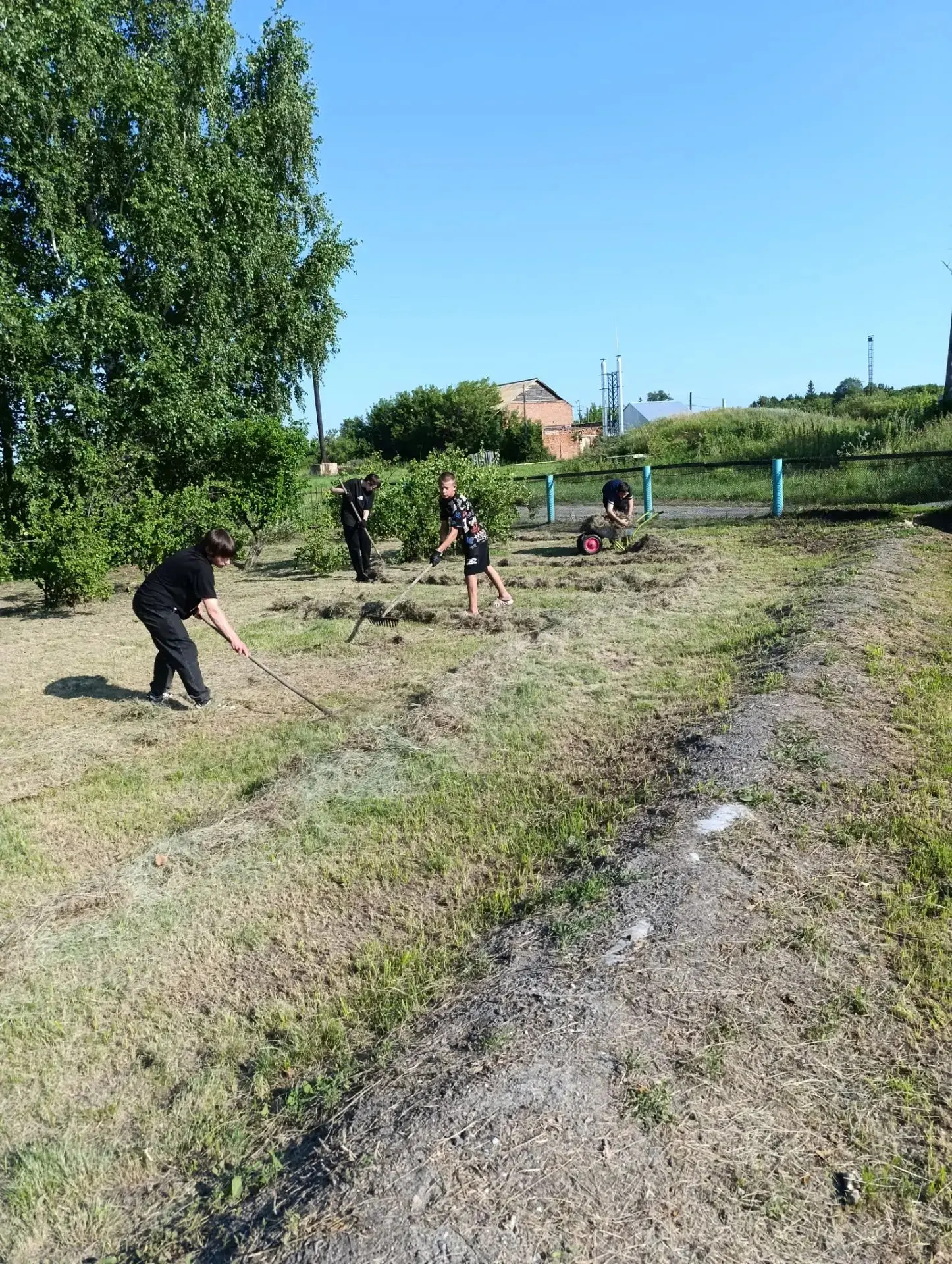 Вчера состоялась летняя трудовая практика. Ученики активно приводили в порядок пришколь...