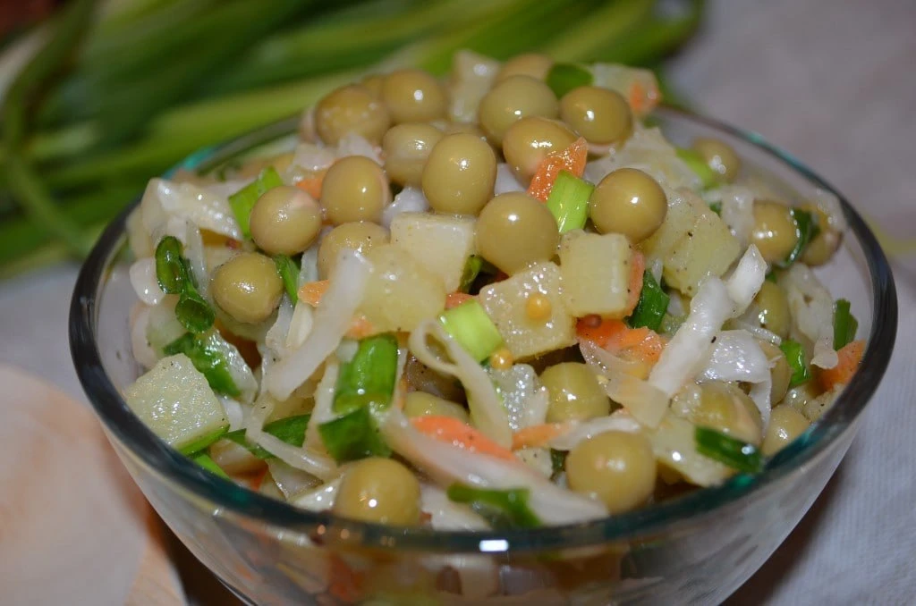 🥗 Салат с квашеной капустой и горошком