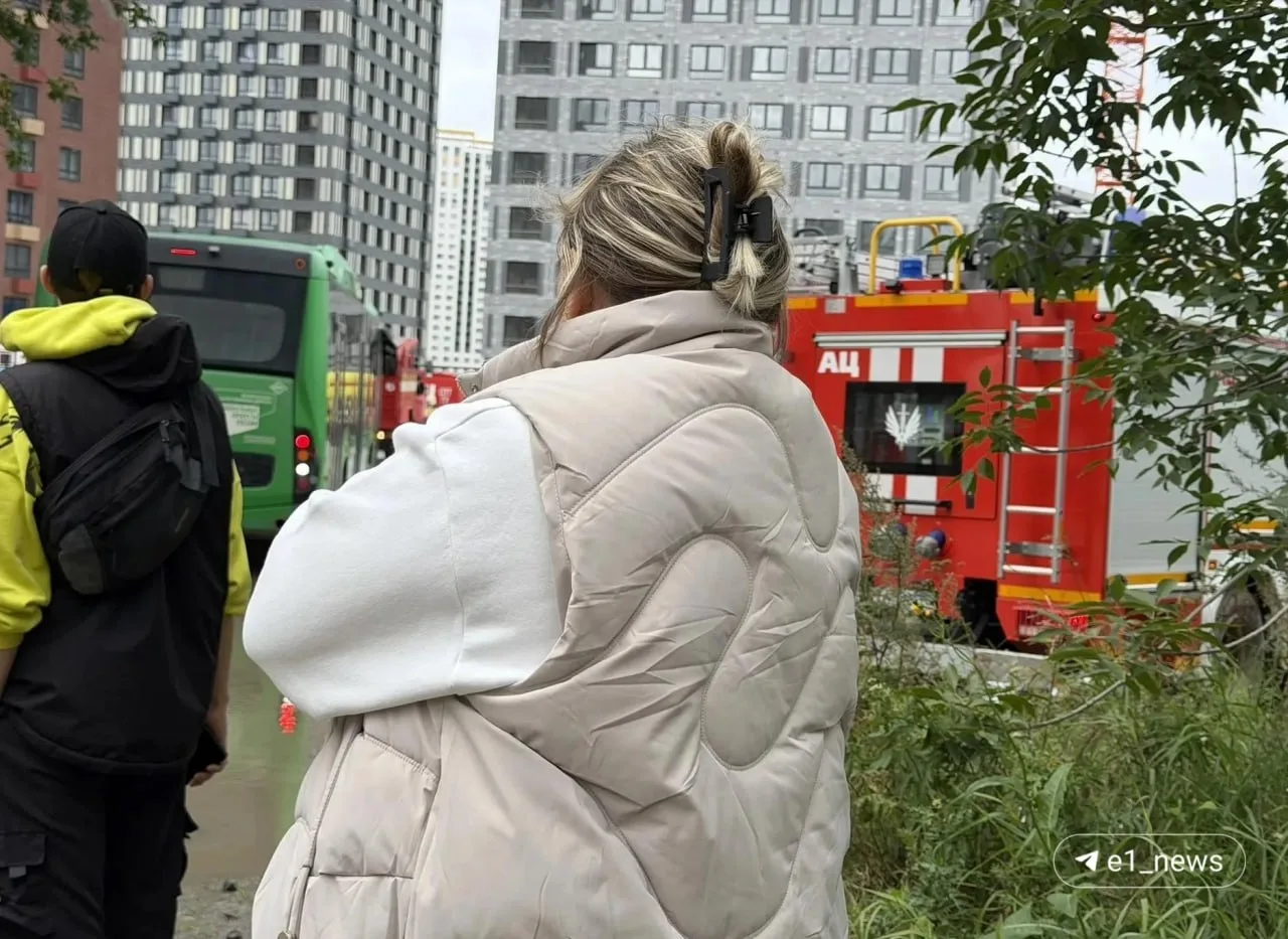 Работа спецслужб на Уктусе, где вражеский бпла попал в жилой дом, продолжается. Жителей...