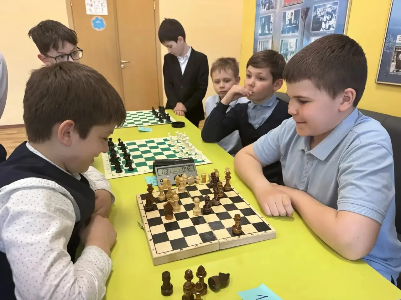 ♟️ Ход конём!  В начальной школе прошёл масштабный шахматный турнир среди учеников 1–4 классов.  🎉 Б