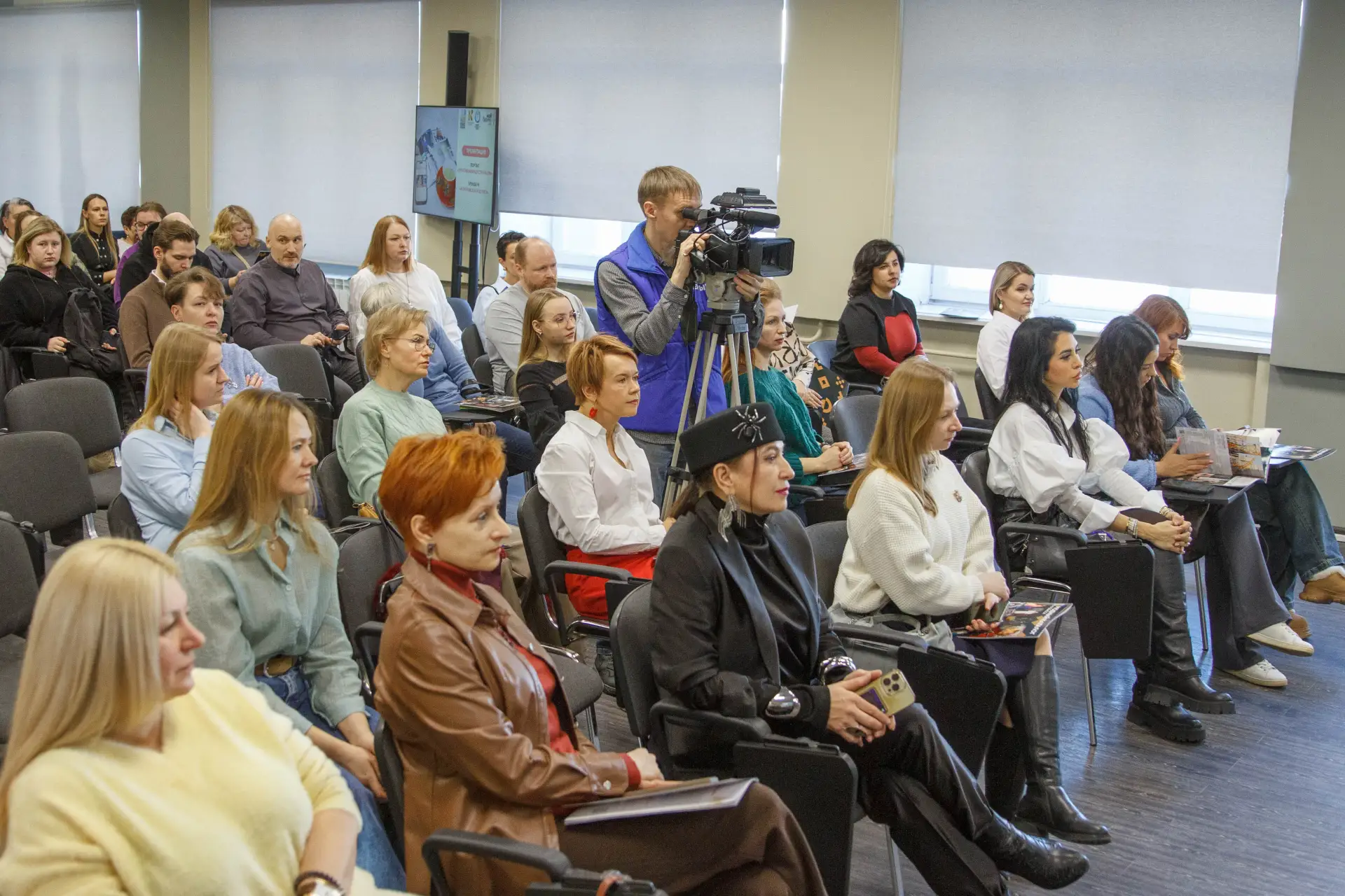 В КемГИК представили цифровую платформу и брендбук проекта «Кемеровская роспись» для креативных инду