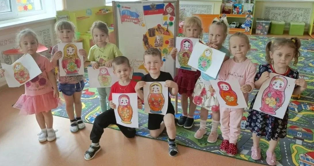 Россия — в сердце, в рисунке, в стихе

Мы всех сегодня с Днём России поздравляем,
Ведь это главный п