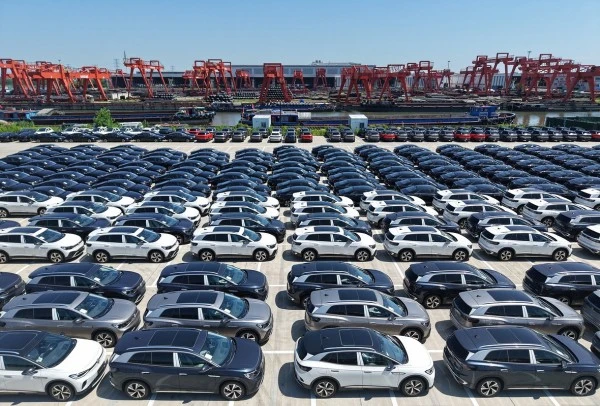 Российский авторынок сохраняет активность

Несмотря на высокие ставки по автокредитам, дилеры отмеча