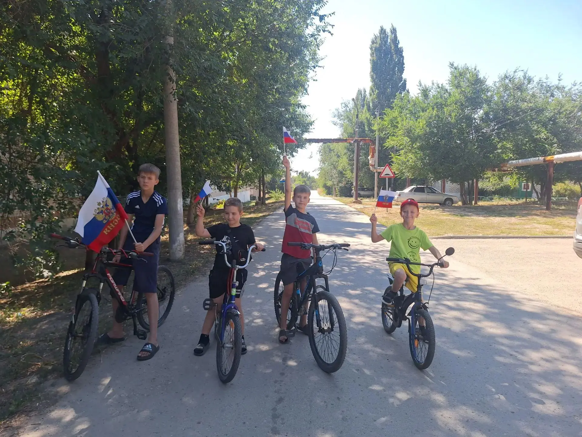 🇷🇺 Педали крутят — флаги реют! Велопробег ко Дню флага в Сланцерудниковском СДК 🇷🇺