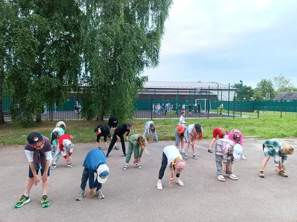 🥁Мы весёлую зарядку
Начинаем по порядку:
Руки вверх — до облаков,
Солнцу, небу улыбайся,
Быть здоро