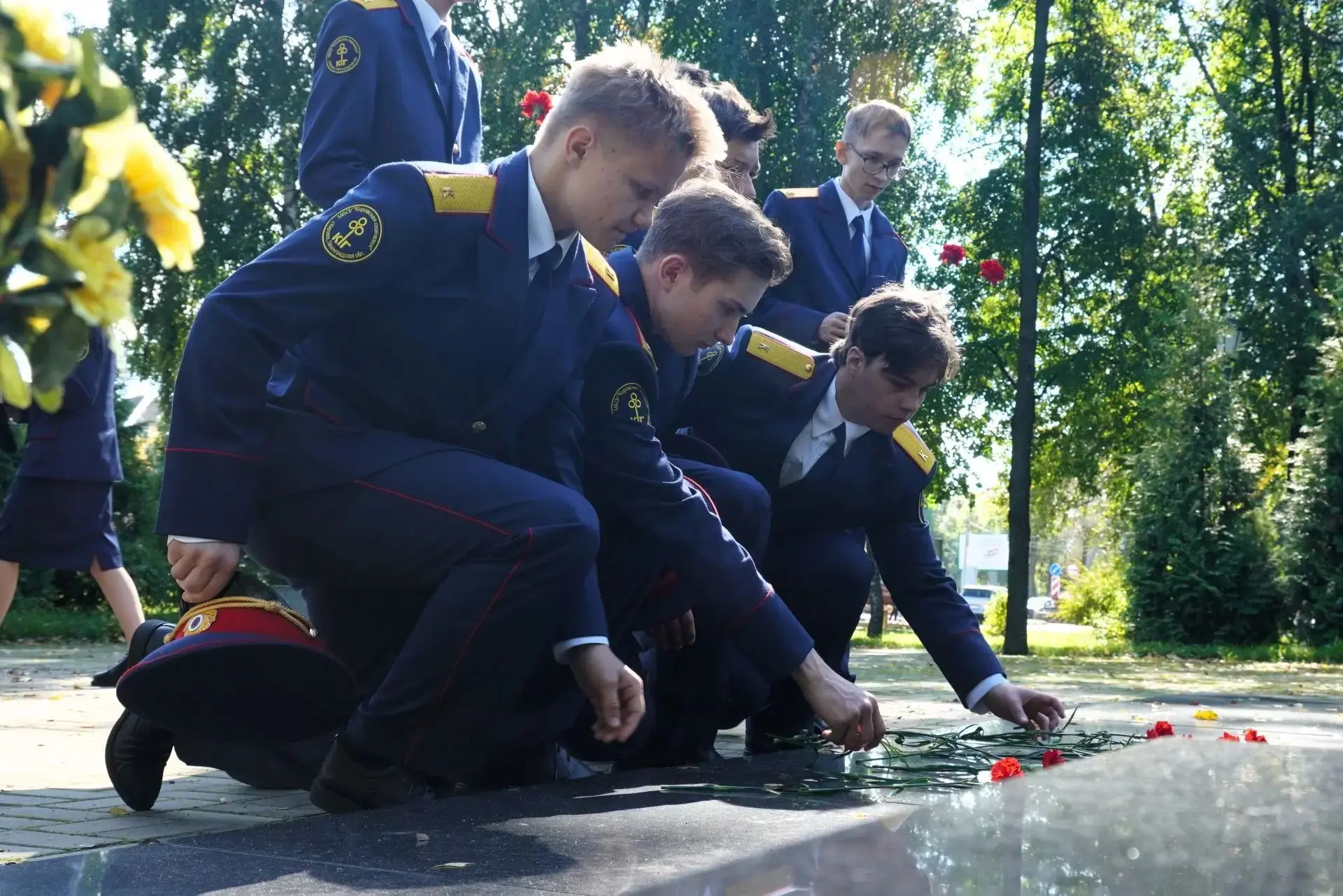 Сегодня на праздничных линейках блеснули погоны юных кадет!