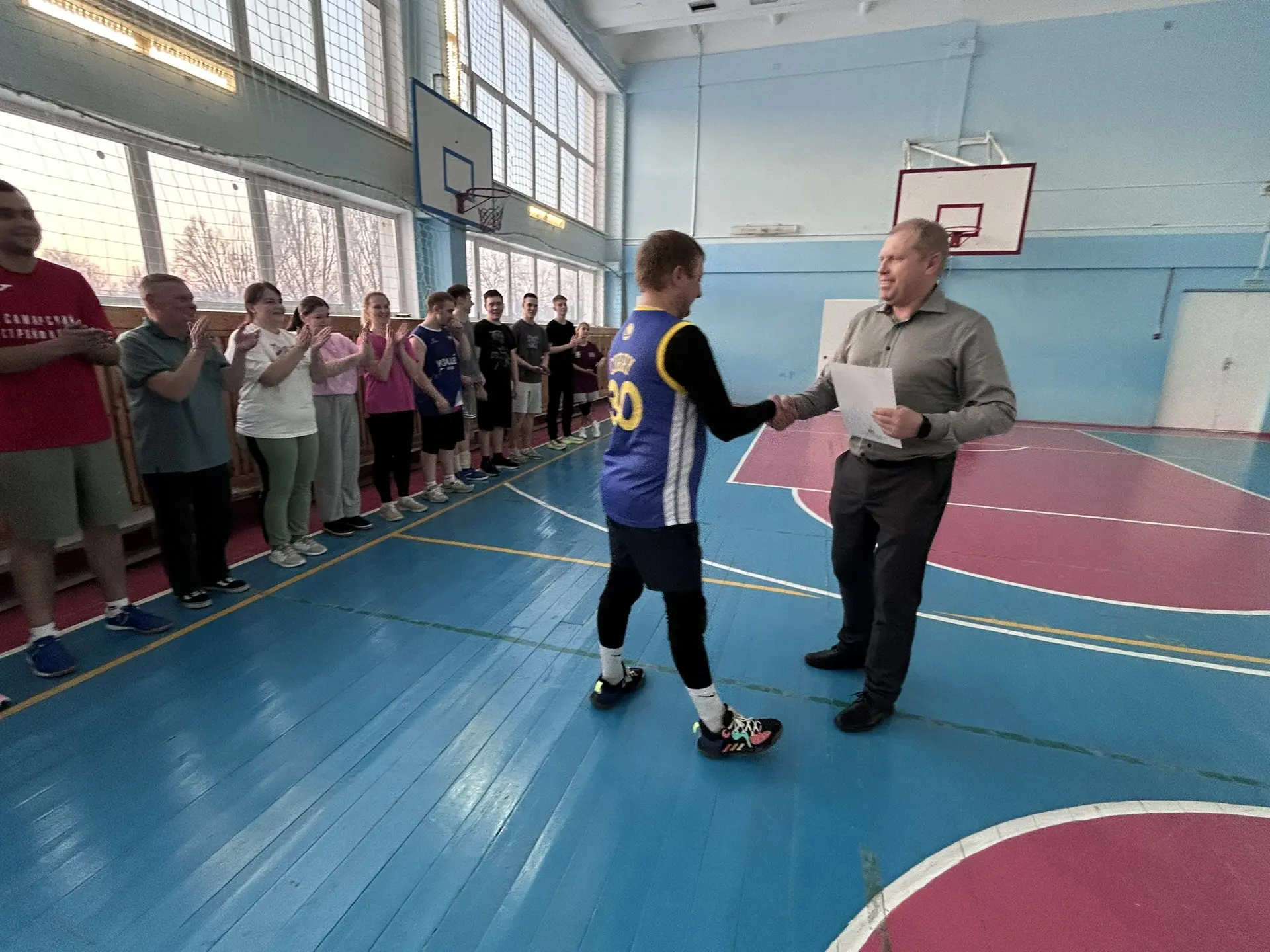 🏐 Товарищеский волейбольный матч в честь Дня памяти  В нашей школе прошёл товарищеский матч по волей