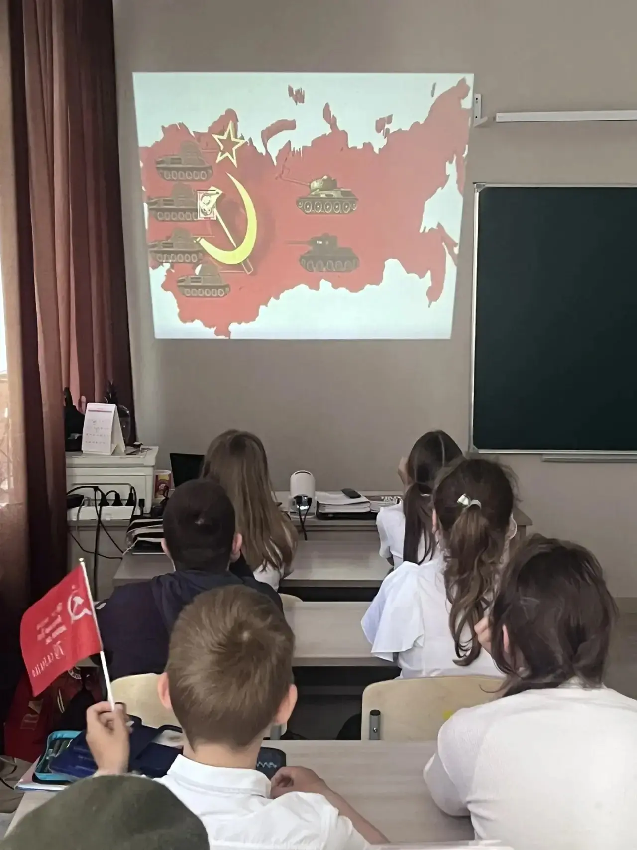 В нашей школе кипит патриотическая работа в преддверии Дня Победы:  ученики с увлечением смотрят тем