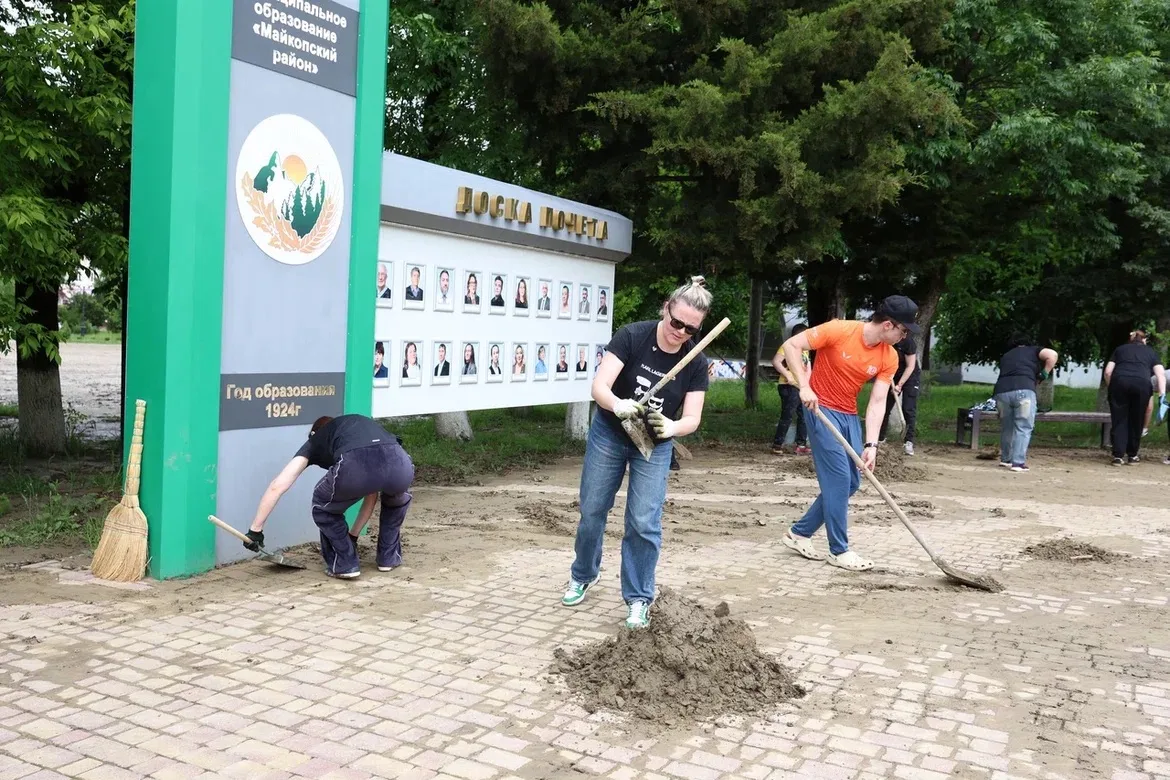 В эти минуты в поселке Тульском кипит работа — после прошедшего накануне сильного ливня...