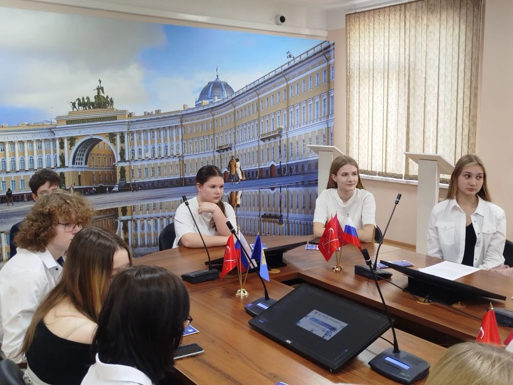 📌 Успешное выступление на «Больших Охтинских чтениях»  Ученики 8 «В» класса представили свои исследо