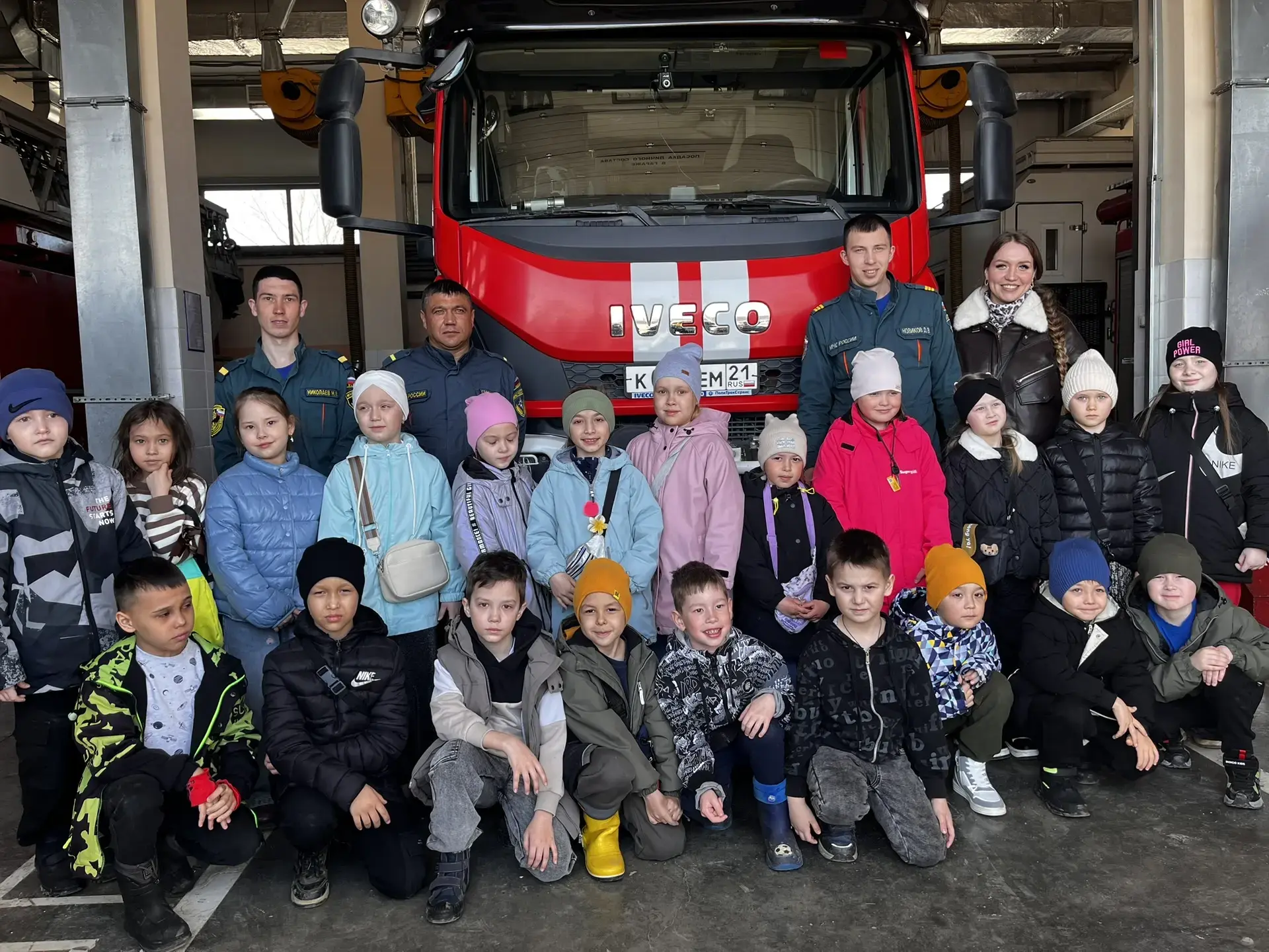 🚒 Весенние каникулы: день в гостях у пожарных!  👩‍🚒На весенних каникулах для учеников 1в, 1п и 2в кл