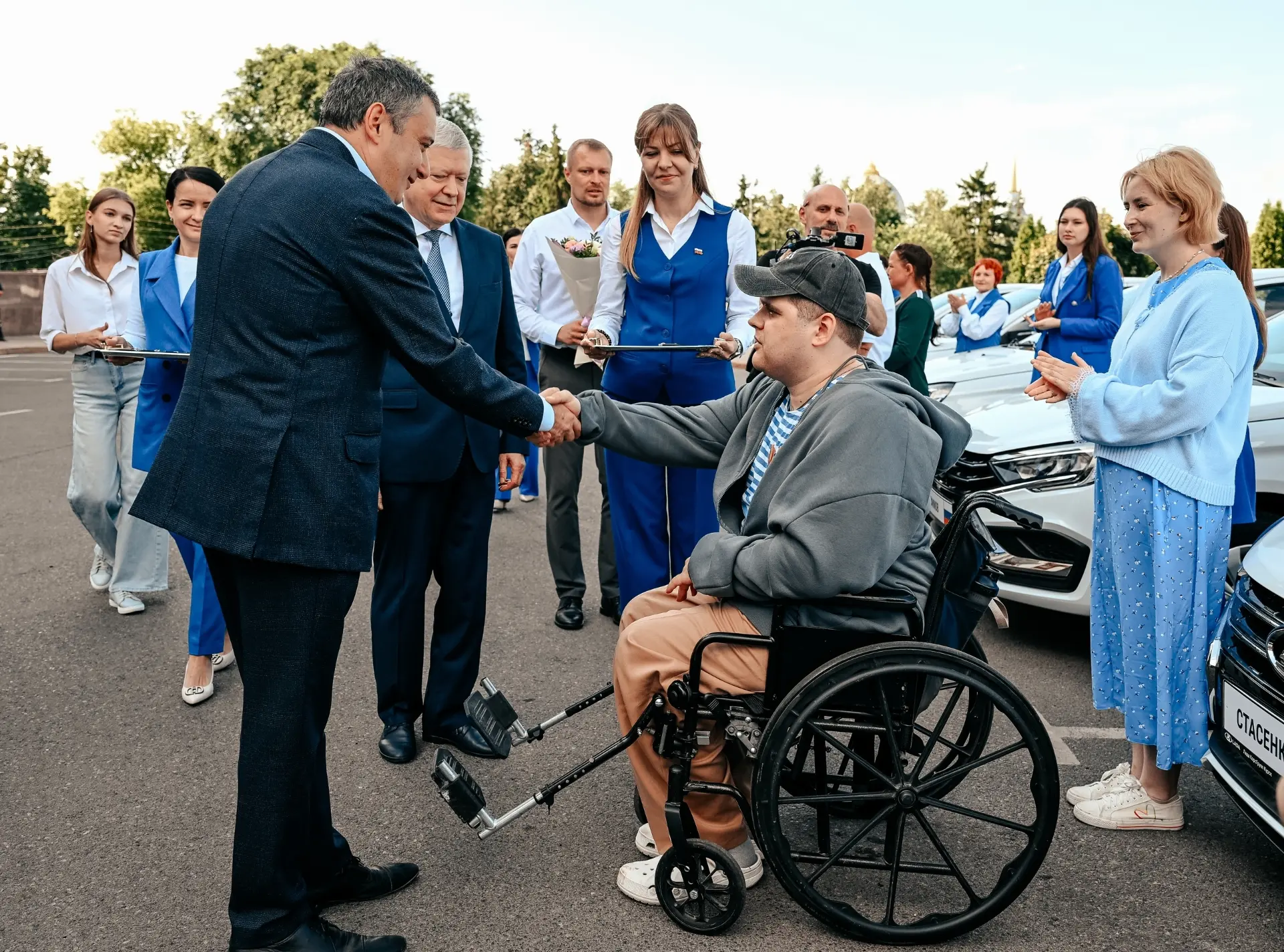 🚘В Курске ветераны специальной военной операции, вернувшиеся с фронта с тяжелыми ранениями, получил