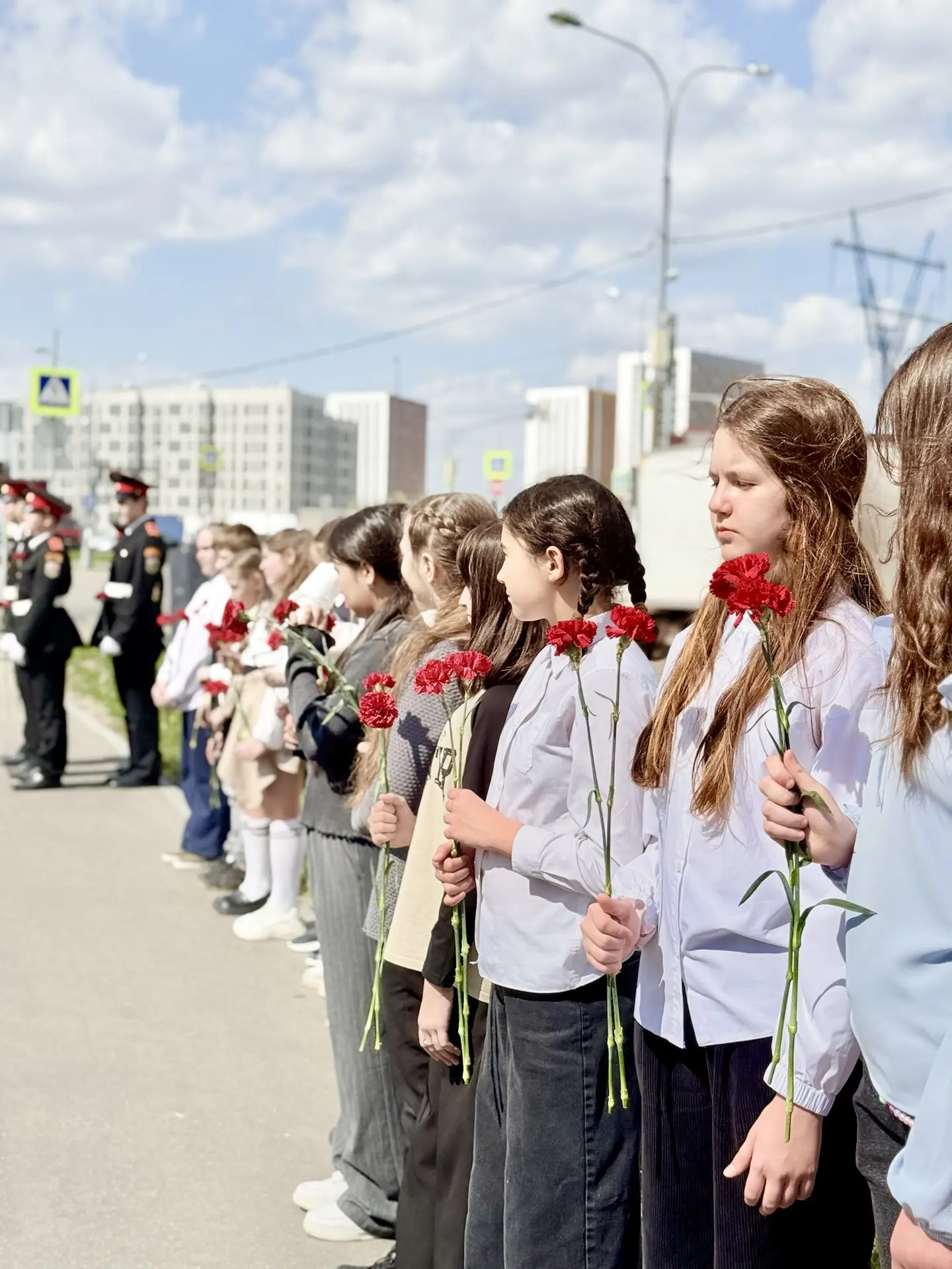 🕯 Красные гвоздики у танка Т-34: память жива  В рамках Всероссийской акции «Красные гвоздики» активи