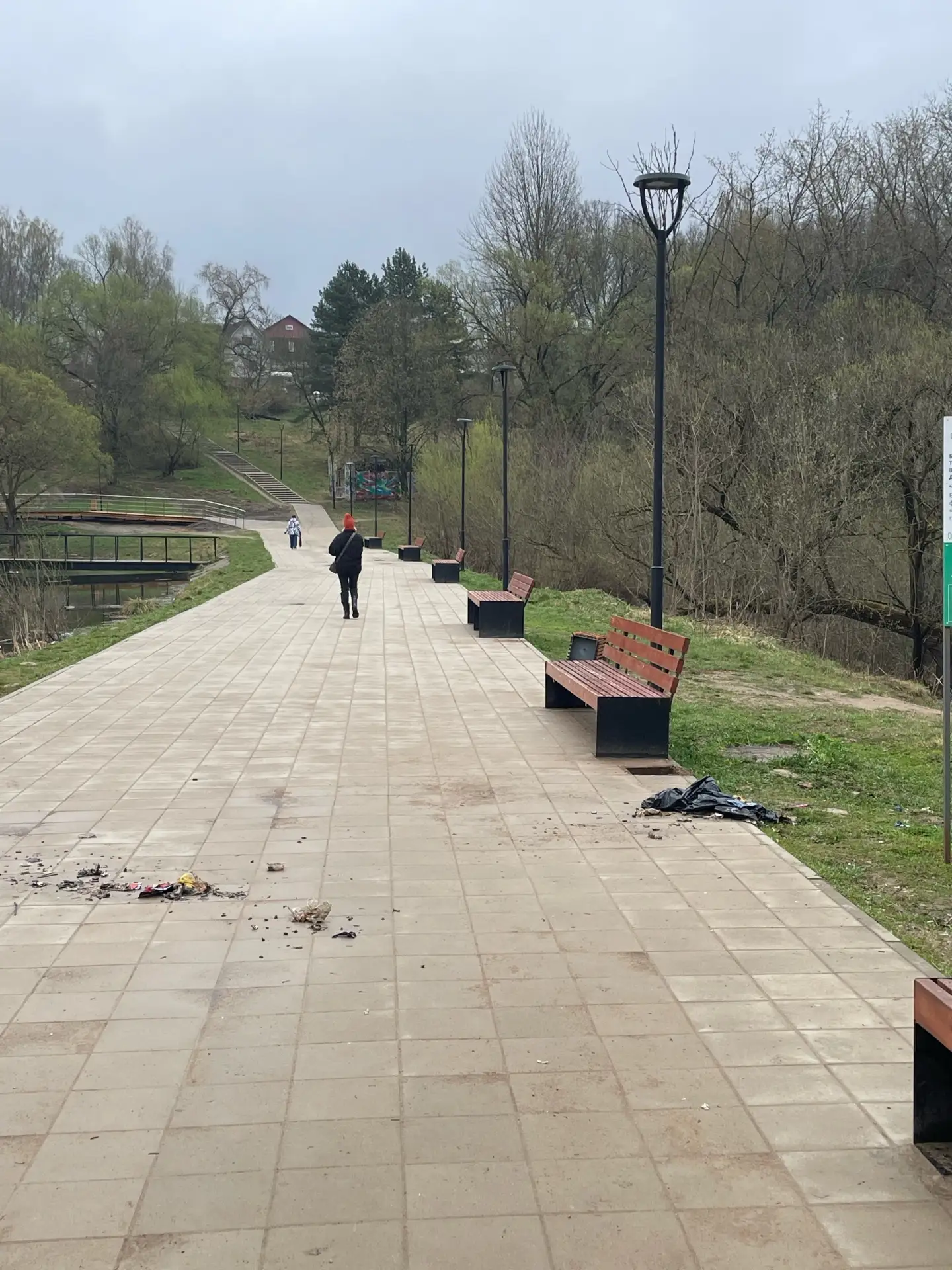 Вандалы разгромили мусорки на Солдатском озере   На Солдатском озере в Смоленске недобросовестные жи