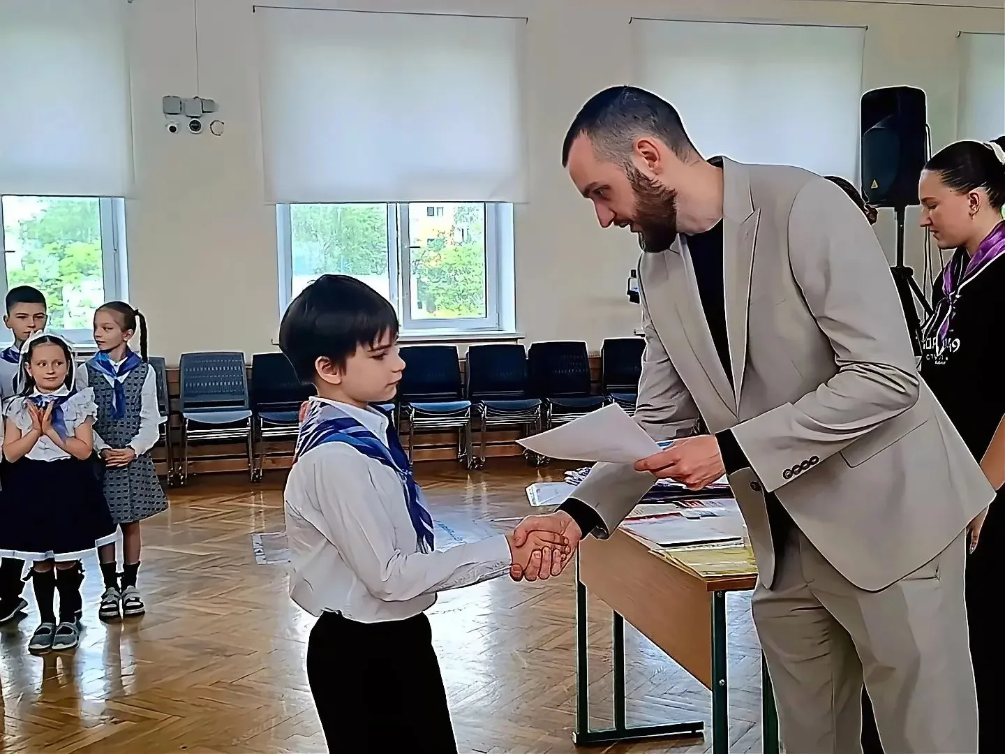 Торжественные линейки: чествуем наших талантливых учеников!  Учебный год подходит к концу — и мы про