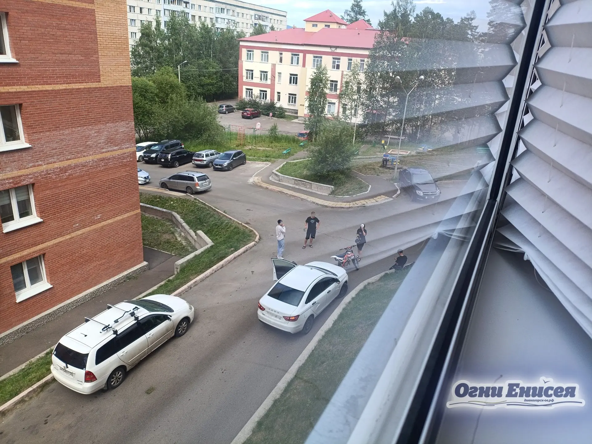 #фотофакт
❗️ Очередное ДТП с питбайком между двумя домами по ул. Саянская, 7. 

Недавно мы публикова