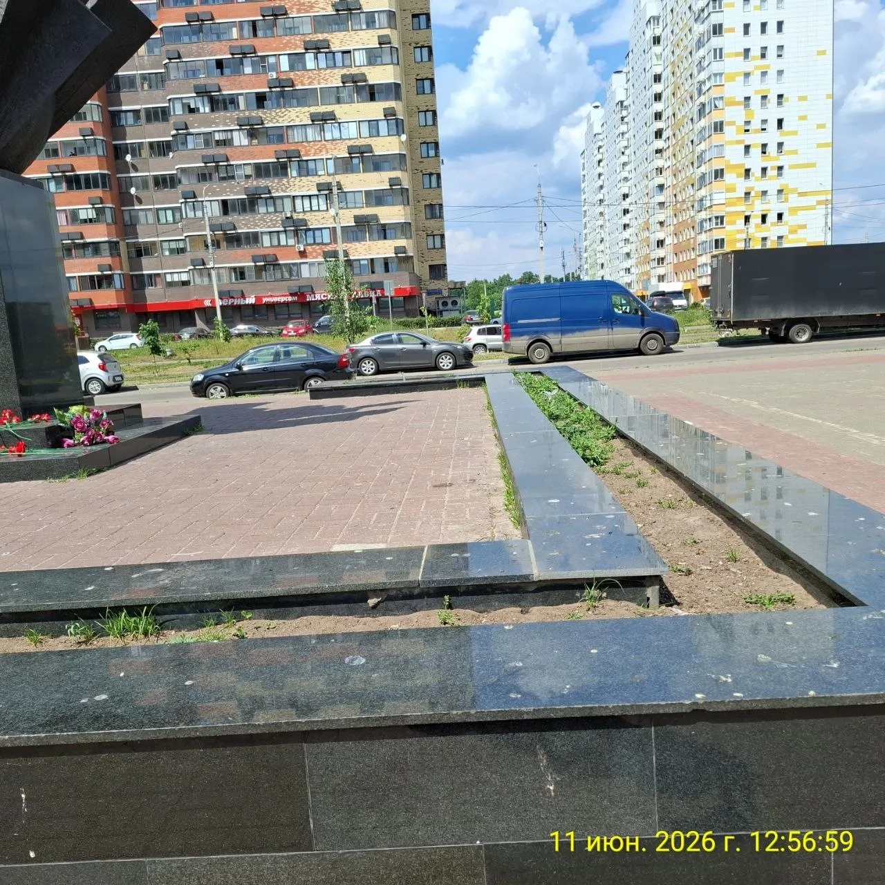 Жители несколько раз просили высадить новые цветы у памятника "Детям военных лет от благодарных пото