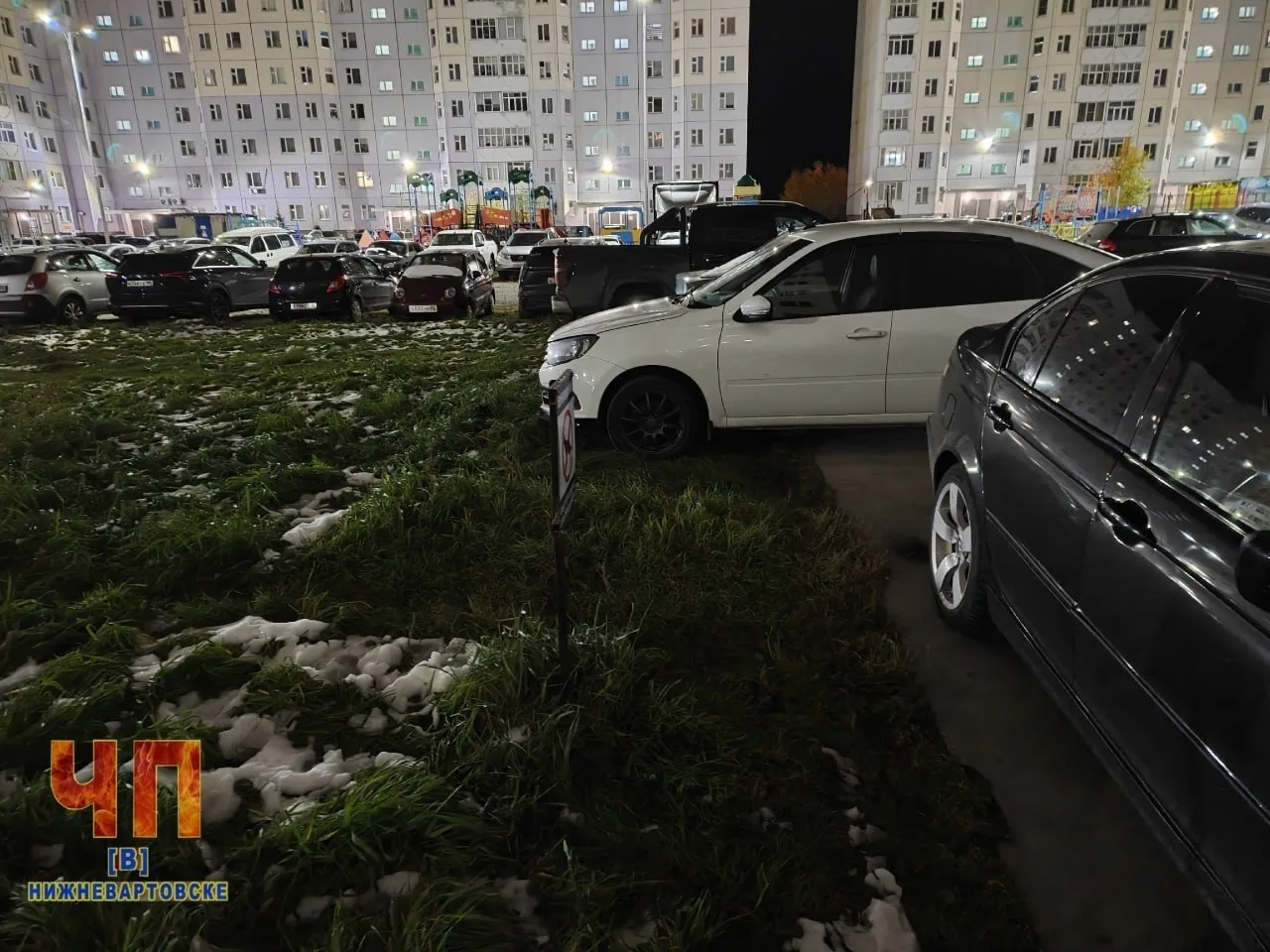 У нас, видимо, модно стало парковаться на газонах. Сначала чуть-чуть, а потом и целиком...