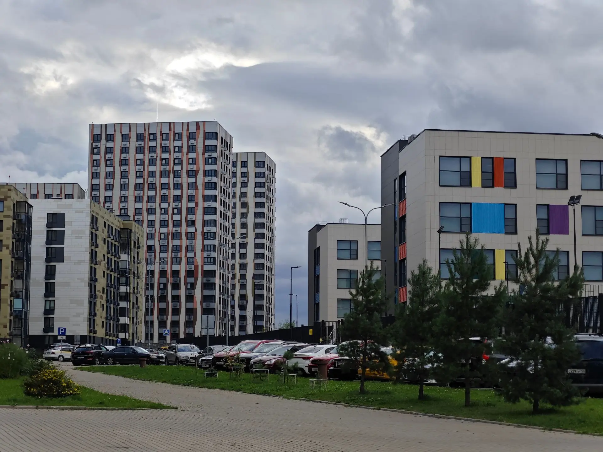 Работы по технологическому присоединению двух жилых комплексов к городским сетям водоот...