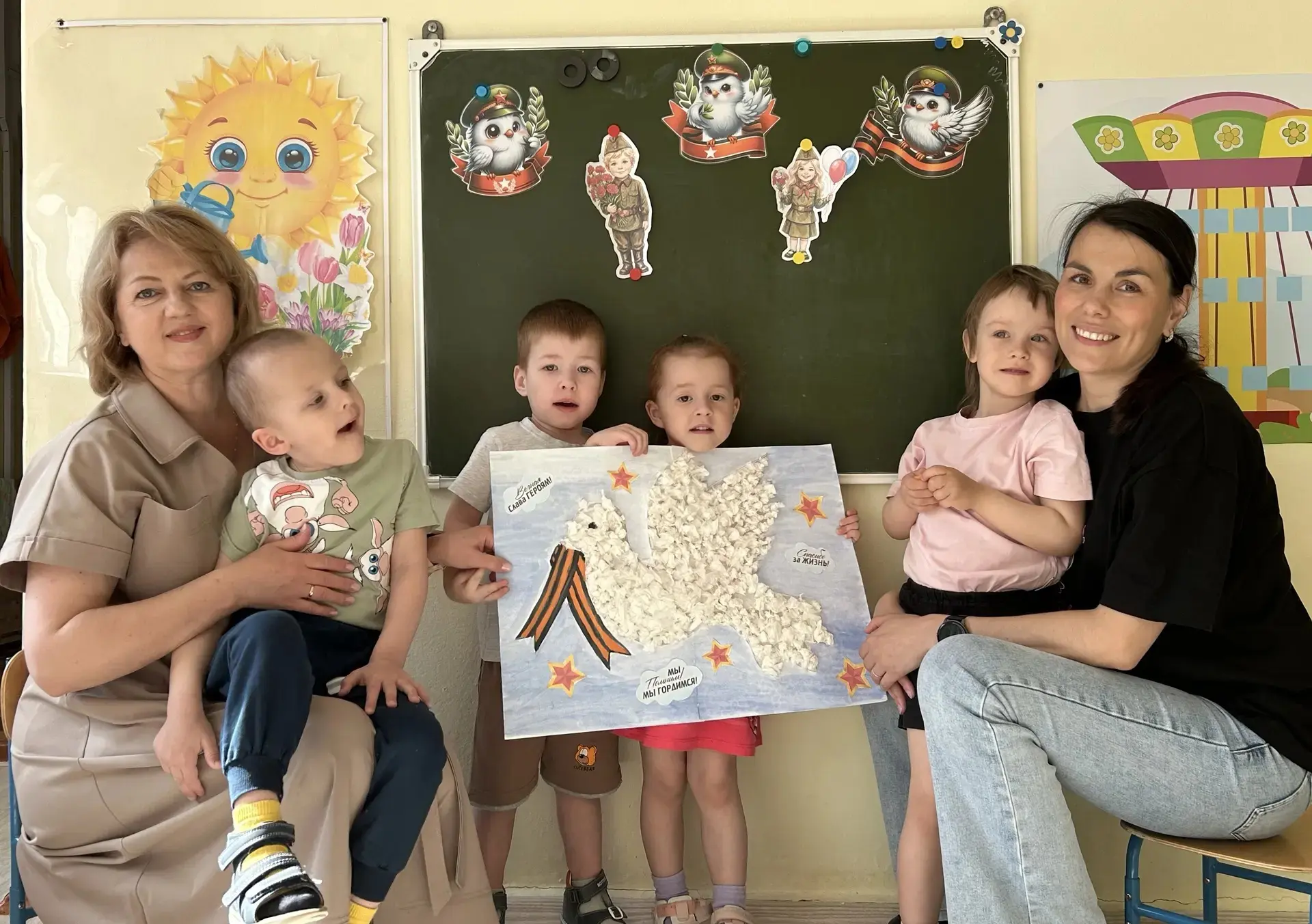 В преддверии великого праздника — Дня Победы — в группах детского сада прошли тематичес...