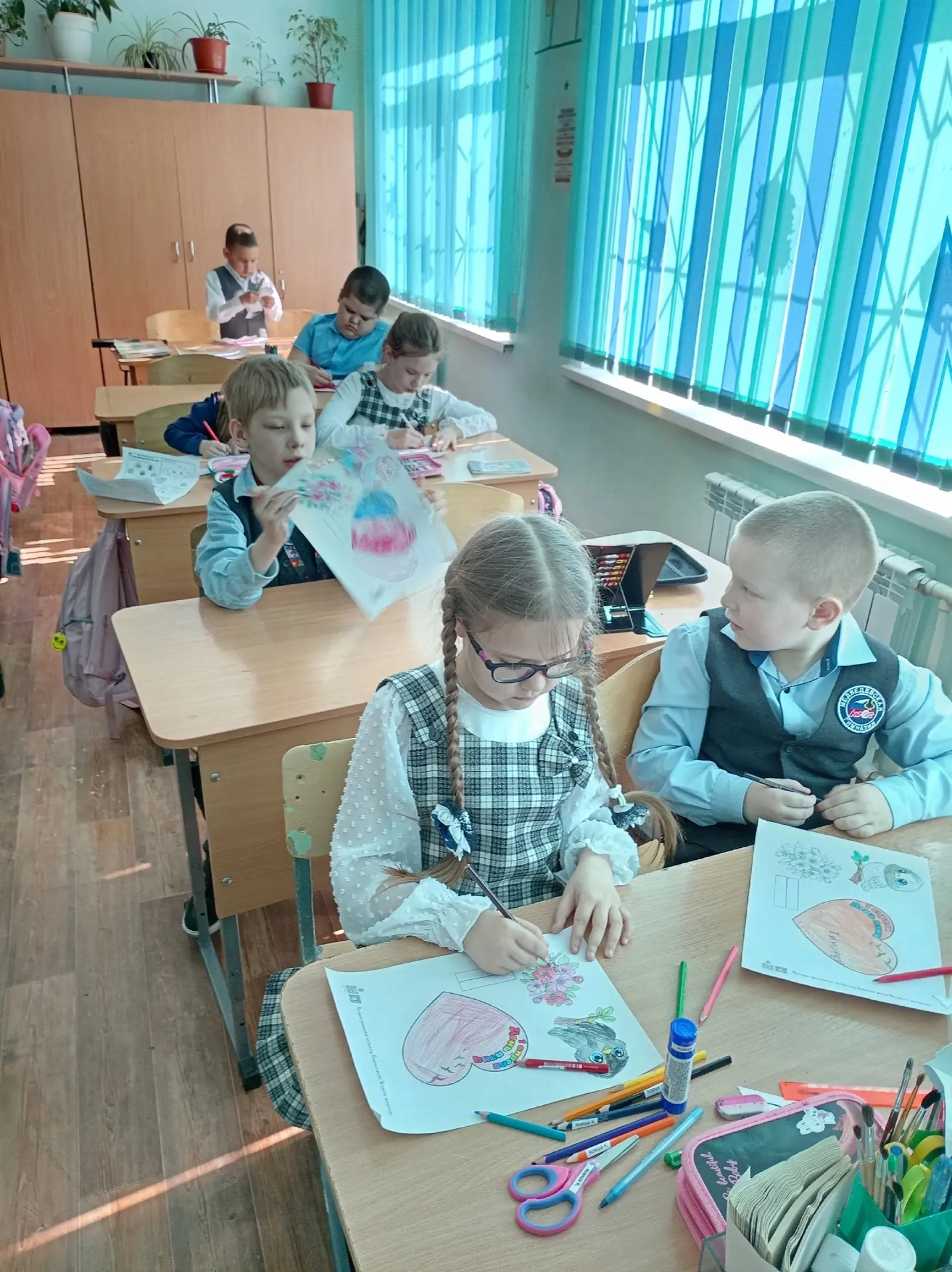 1 апреля, в День птиц, ученики 1 "В" класса окунулись в мир пернатых созданий, сделав этот день не т