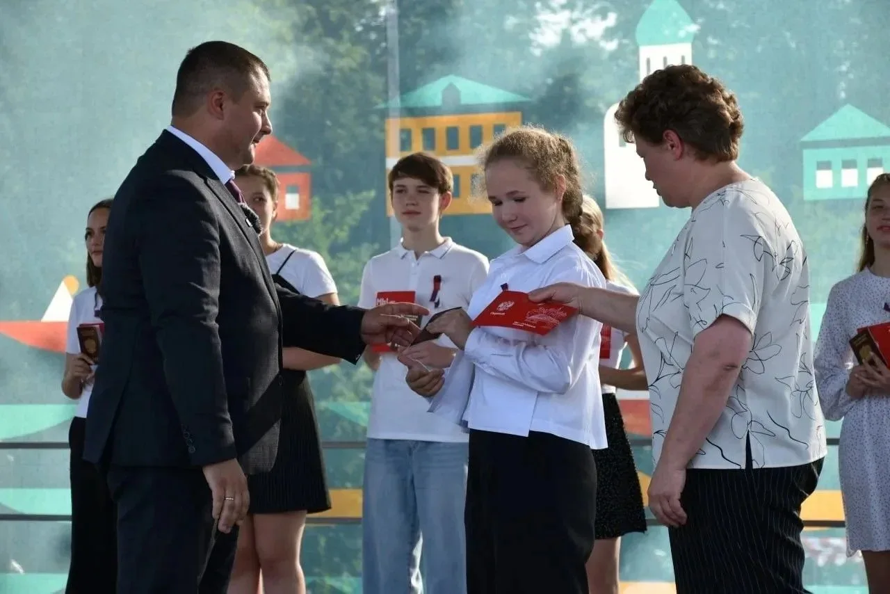 В День России учащиеся 7 «А» класса Центра образования №2 приняли участие в патриотической акции «Мы