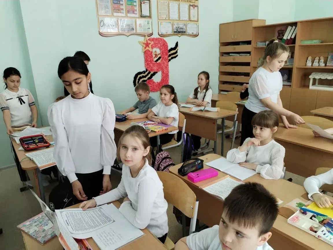 🛡️ Безопасность начинается с нас! Старшие наставники для младших  Сегодня в МБОУ СОШ 20 прошло важно