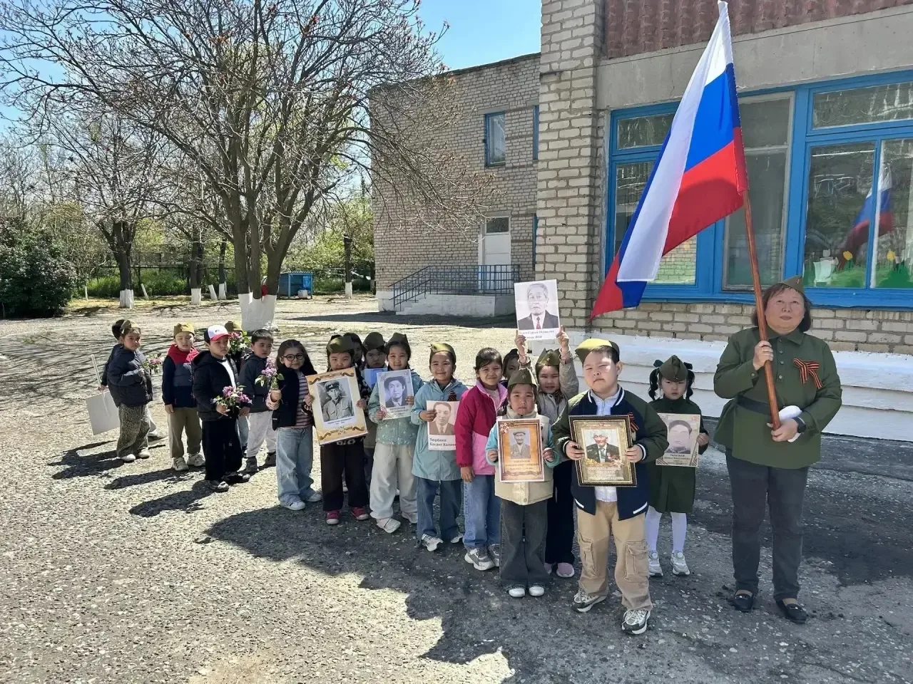 🎖️ В Элисте проходит акция «Бессмертный полк» среди воспитанников детских садов. Маленькие участники
