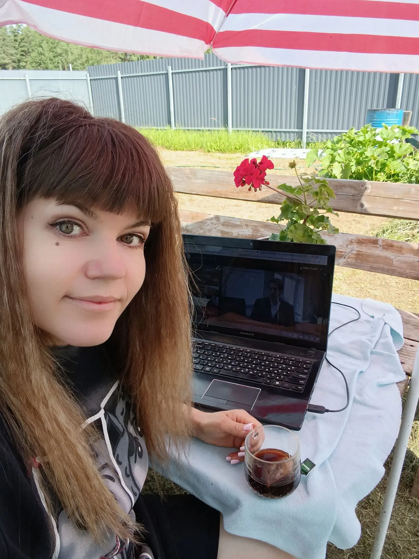 Кабинет с панорамным видом на газон и фауну 🌿💻