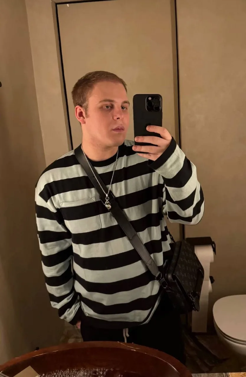 Токсис показал, как он выглядит сейчас. Изменился?  
❤️ — да  
🤡 — ваще ужс