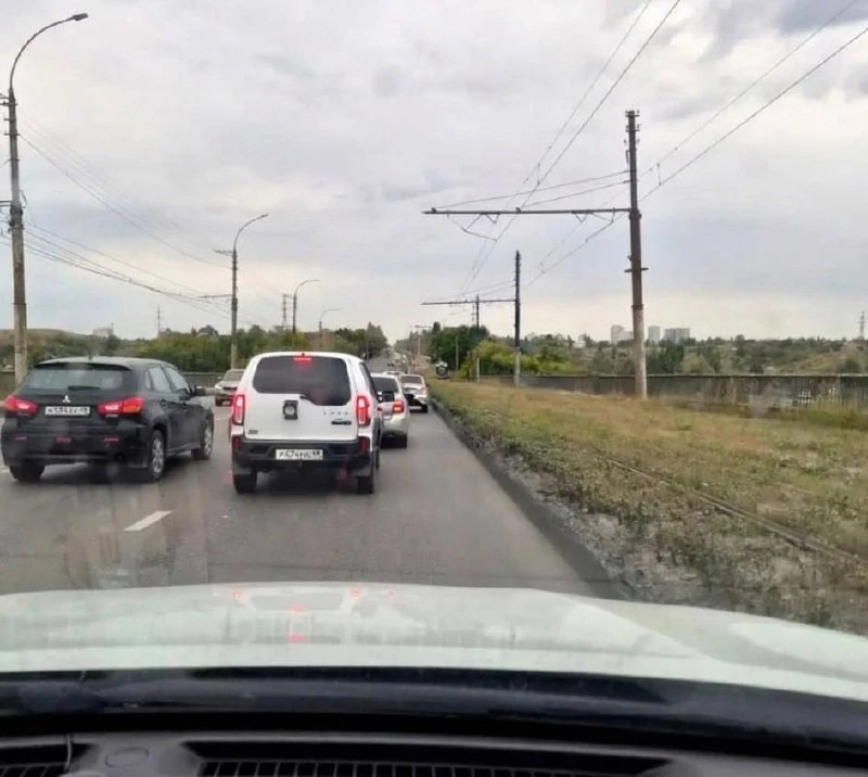 🚗 Пробки на Октябрьском мосту длятся больше месяца