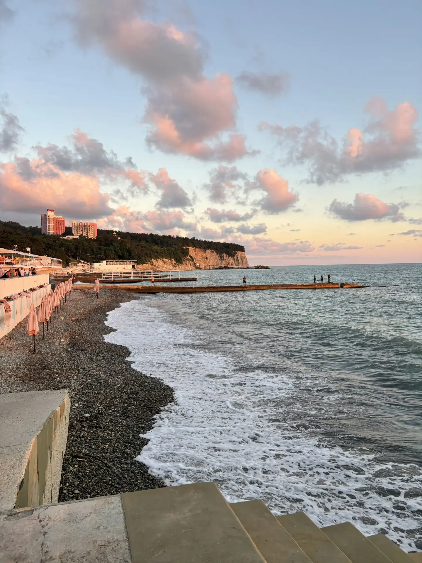 К вечеру море успокоилось и небо подарило нам прекрасный закат😍
Публикуйте в комментариях фото свои