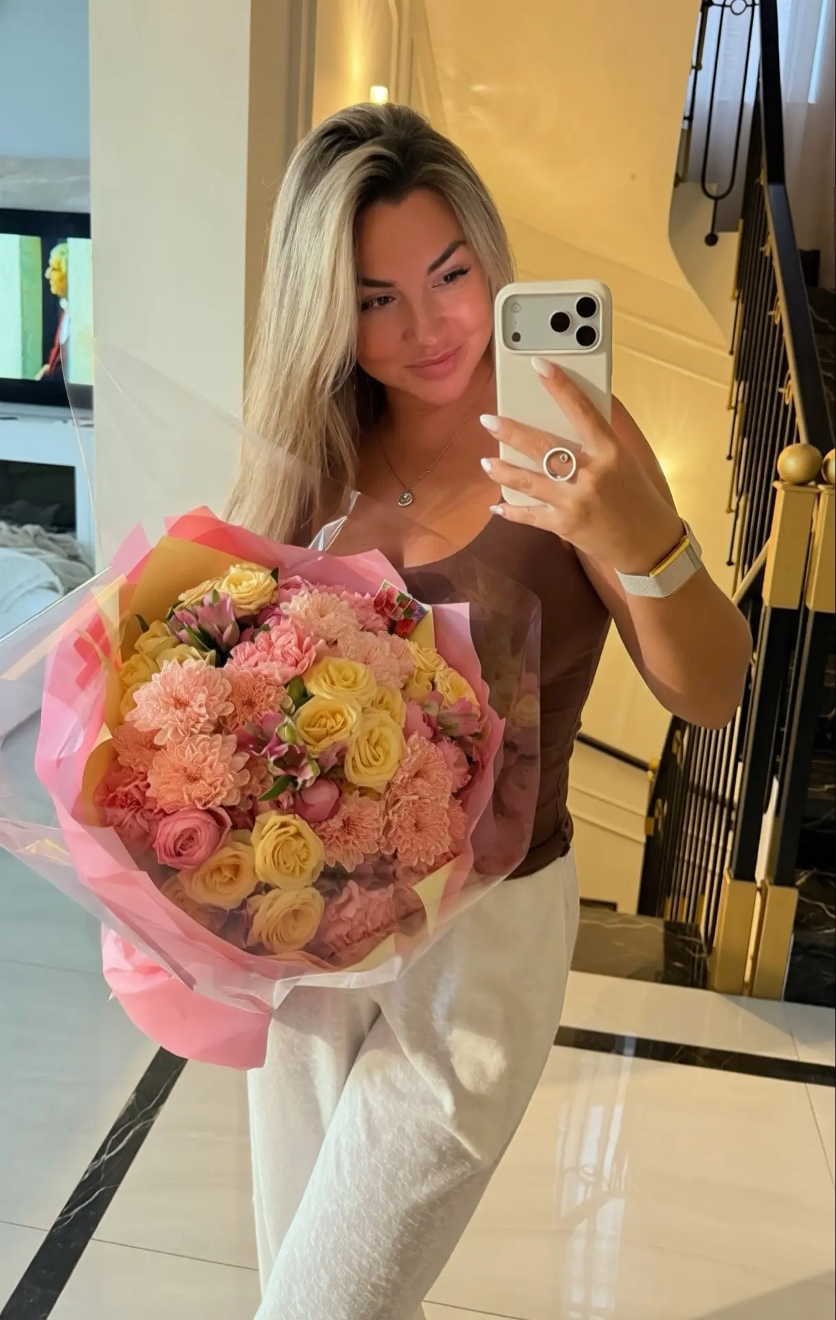 Вчера мне прислали букет цветов и так сразу приятно на душе😍