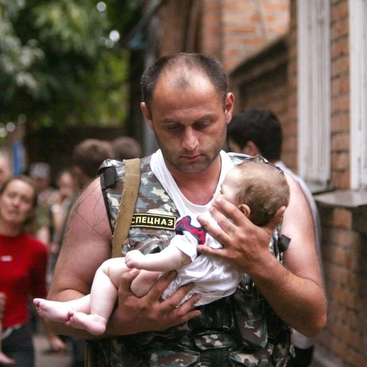 🌹 Первое фото — Эльбрус Гогичаев выносит 6-месячную Алёну Цкаеву во время ужасных собы...