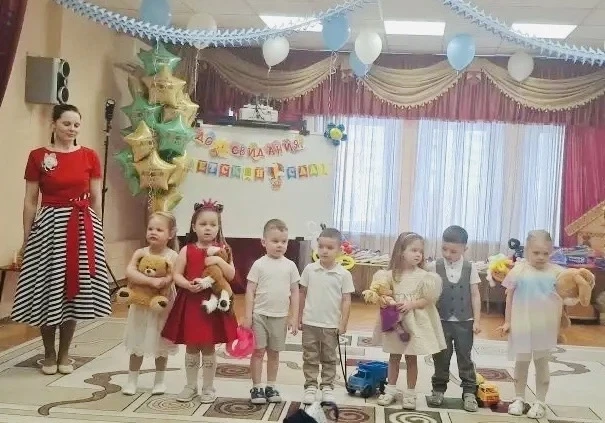 «Был ты, садик, нам как дом, Жили счастливо мы в нём. Будем в гости приходить, Ведь тебя нам не забы