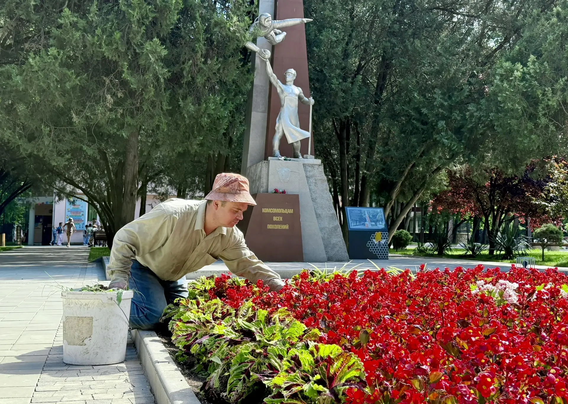 🧹 Поддерживаем порядок зелёных зон Симферополя

Сотрудники учреждения «Парки столицы» вместе с подр