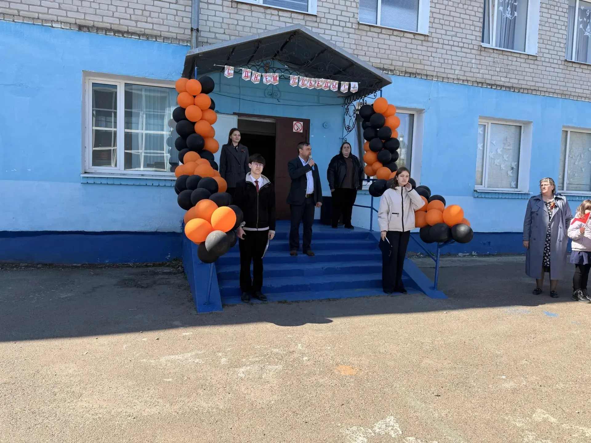 Сегодня в нашей школе прошли торжественные линейки, посвященные 81-й годовщине Великой Победы. Это с