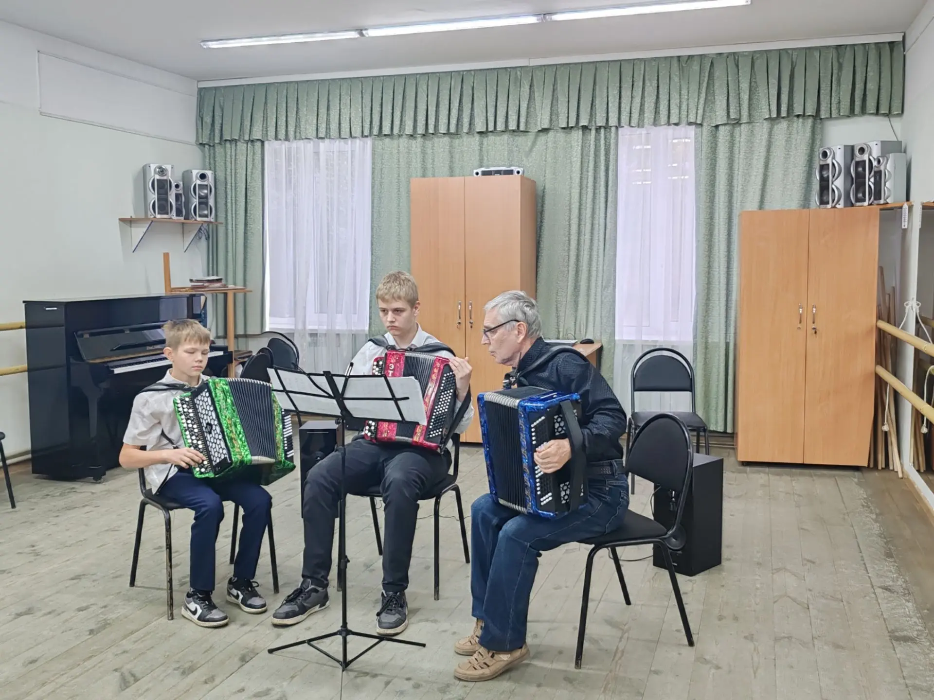 Вчера наши юные музыканты радовали гостей музыкальными открытками, посвященными праздно...
