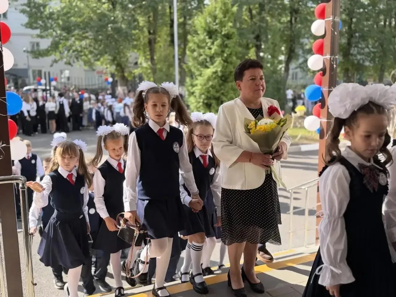 Торжественная линейка, посвящённая Дню знаний и Году единства народов России!